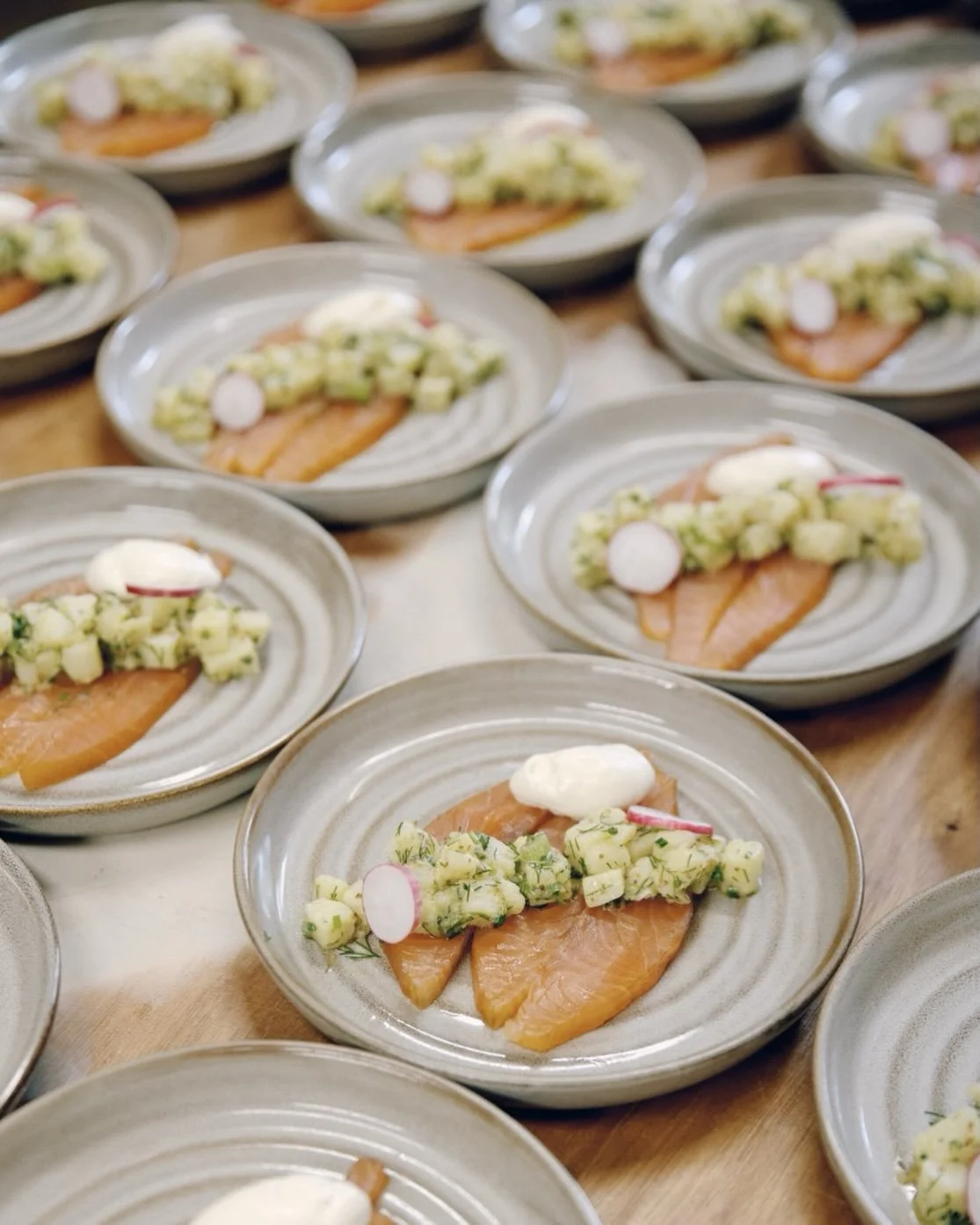 One of our most popular wedding starters:

Balvenie whisky smoked salmon with new potato salad &amp; fine herb vinaigrette.

A classic dish, as elegant as it is delicious 😋 

📸 @meggymacphotography