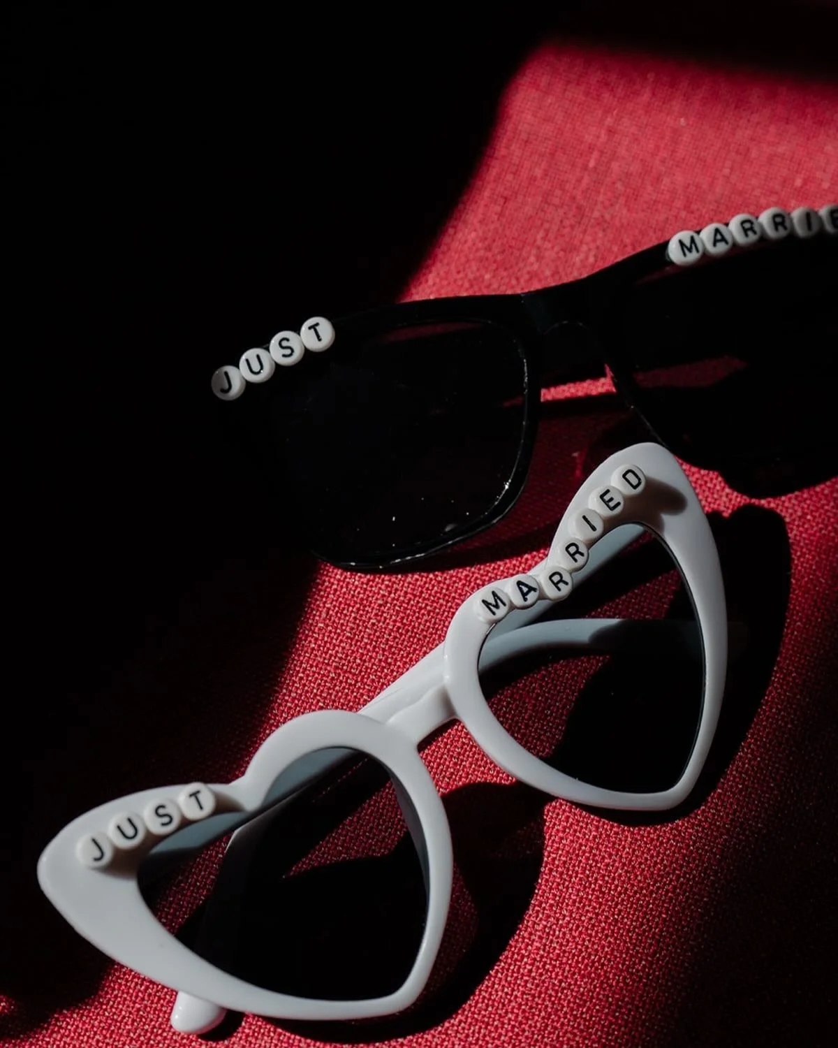 We absolutely love these just married sunnies from Kirsty + Callum&rsquo;s wedding last summer ☀️ manifested a perfect sunny day at @thecowshedcrail 😎 

📸 @bodaphotographycouk