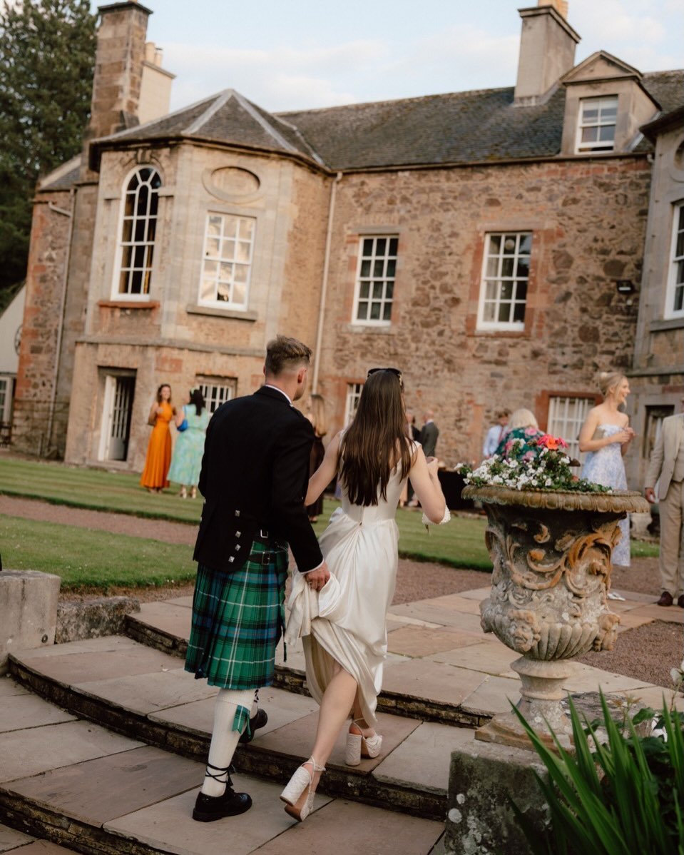 When the groom carries the train on the way to the espresso martini bar - superb!
👰🏻🍸&hearts;️🍸🤵🏻

📸 @simonhirdweddings - so many great candids from Zany + Ruaridh&rsquo;s wedding at @gilmertonhouse