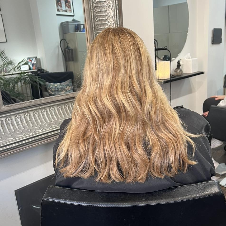 Get ready to turn heads with this stunning golden blonde and wavy blowdry! 💁&zwj;♀️✨ Created by the talented stylist Tom, this hairstyle is perfect for adding glamour and sophistication to any look. 💫🔥 Don't miss out on the chance to rock this fab