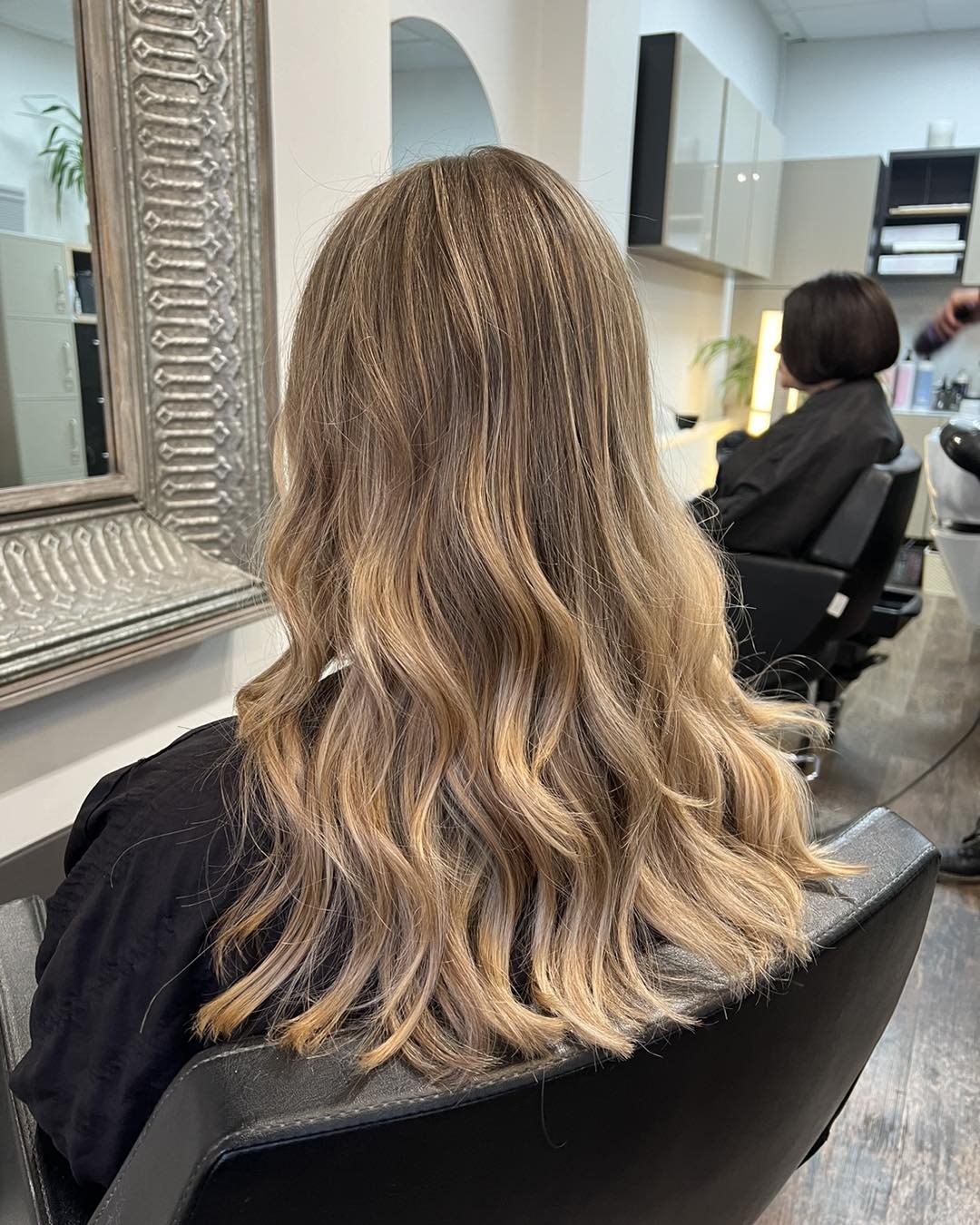 ✨ Gorgeous Waves Created with Foilage Technique ✨

The foilage technique involves carefully painting the hair with a combination of foils and balayage, resulting in soft, seamless highlights. This technique adds depth and dimension, enhancing the ove