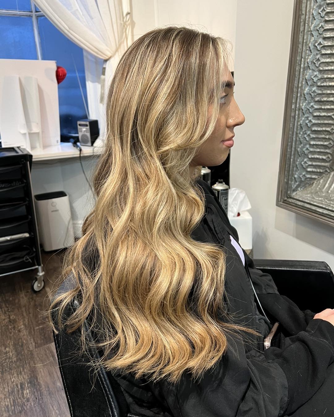 ✨ Get ready to shine with golden waves and babylights by Tom! 💛✨

Experience the magic of dimensional and healthy blonde hair that will leave you feeling fabulous! ✨✨

Tom's expert touch creates stunning golden waves that add movement and texture to