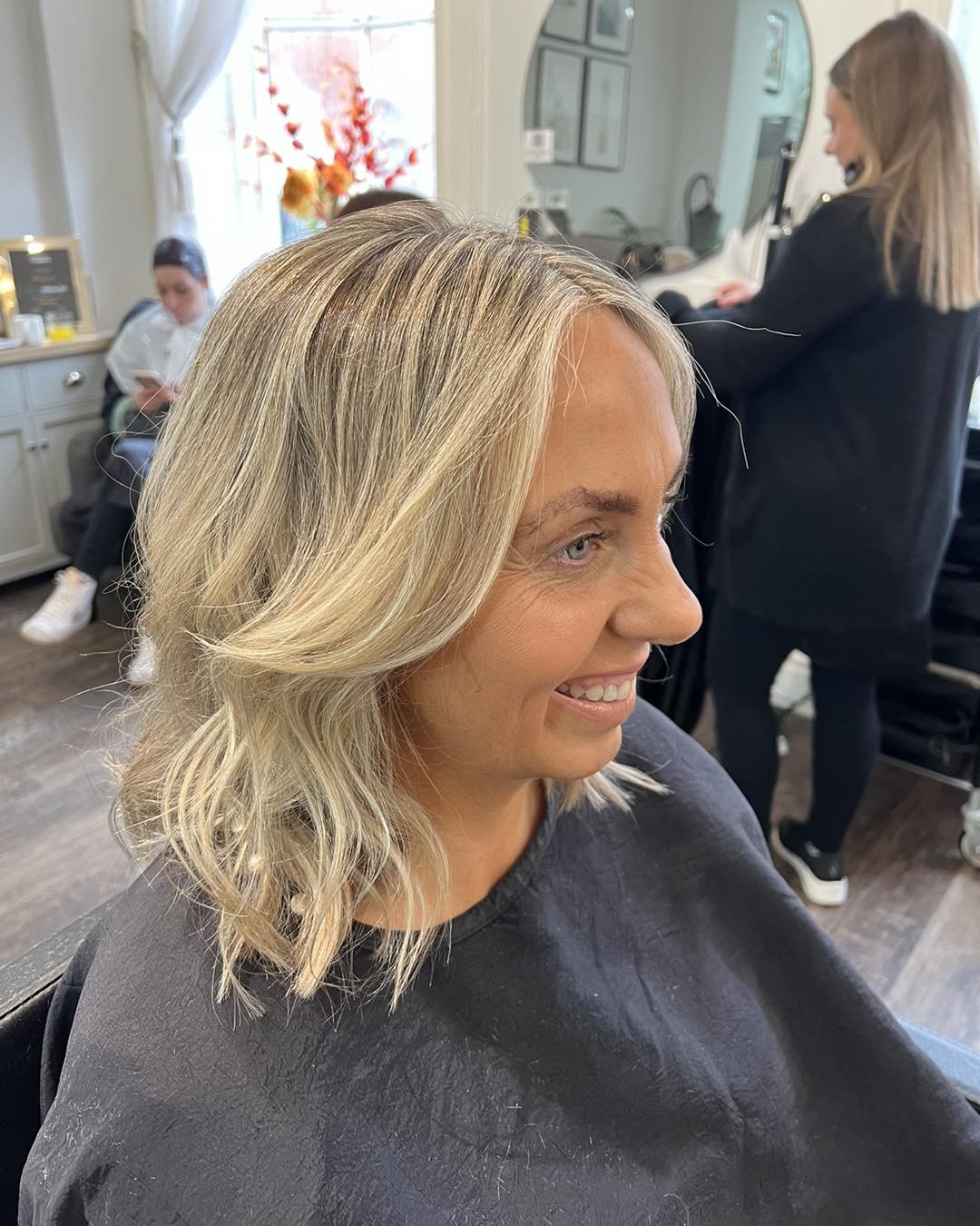 🌟 Expertly Crafted Baby Lights for a Creamy Blonde 🌟

To achieve this stunning creamy bright blonde, Tom meticulously placed numerous fine baby light foils throughout the client's hair. These delicate highlights add dimension and depth, creating a 