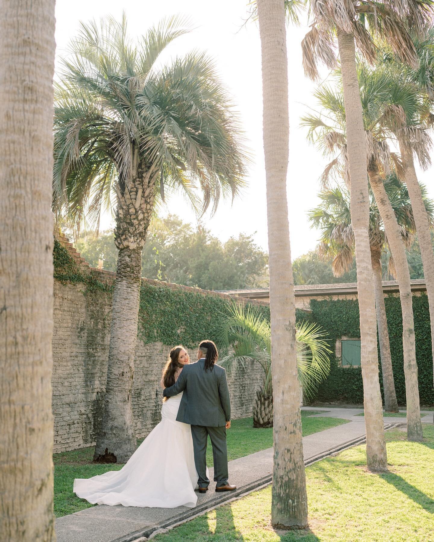 One month ago today Laura and Jared got married at Atalaya Castle. Time truly flies by!! I feel like we were just talking all things wedding planning, I blinked  and they were walking down the aisle 😭❤️ I love my job and it&rsquo;s always so bitters