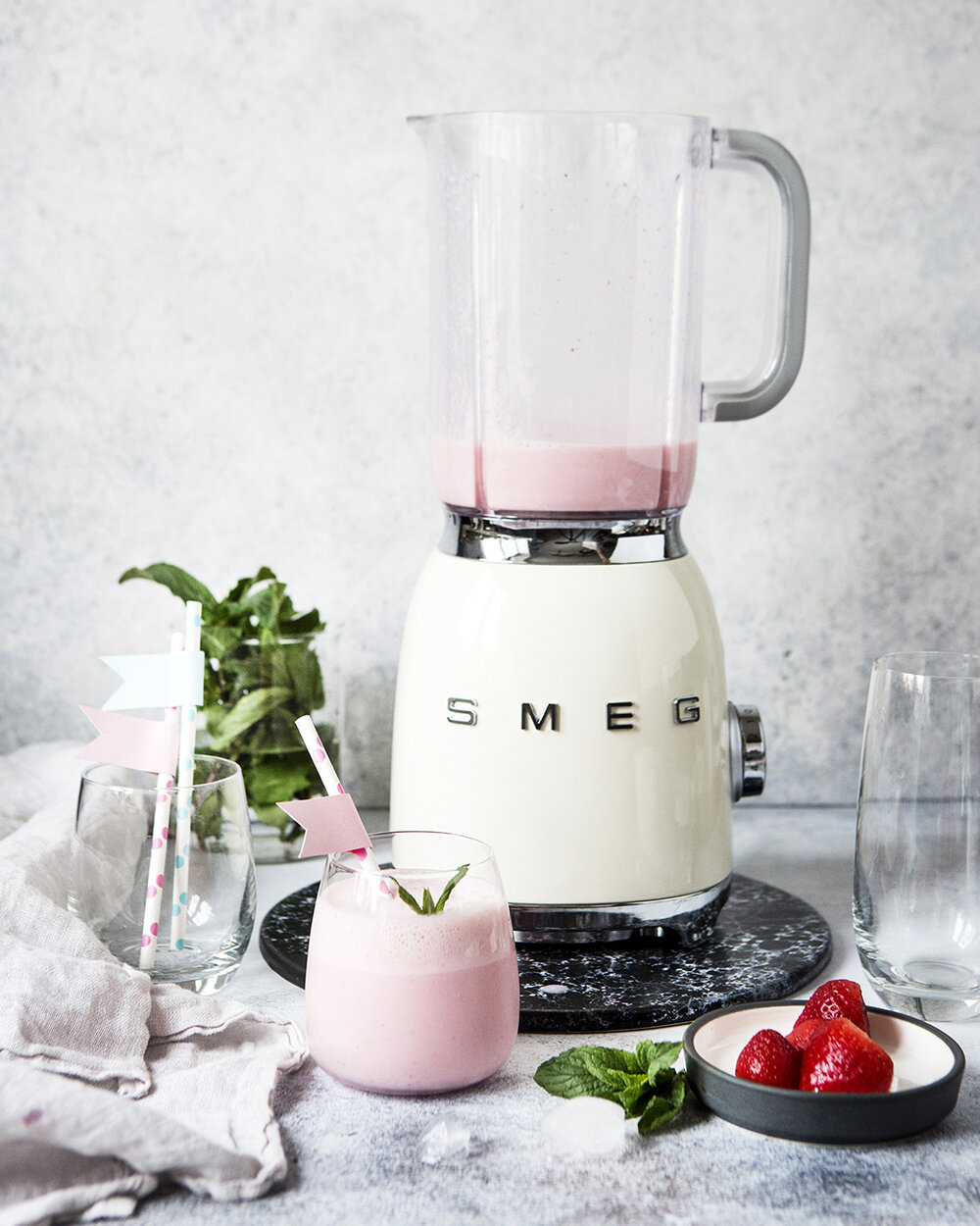 Strawberry and coconut smoothie | Smeg Cucina
