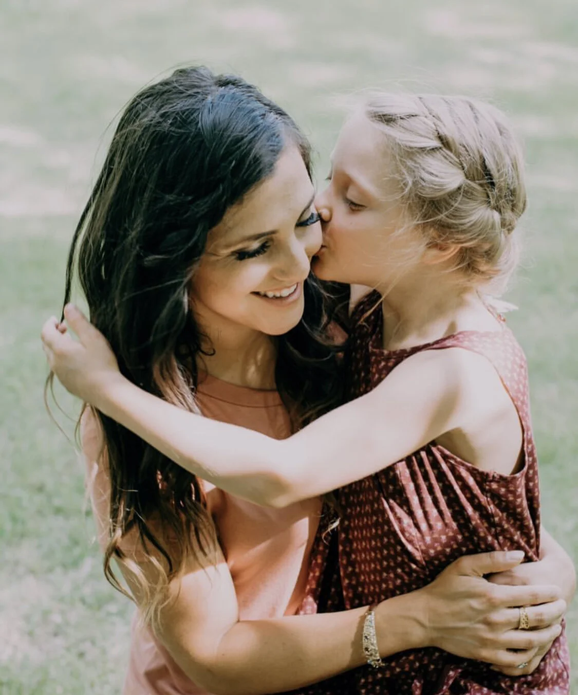 Julie is a good friend of mine and i’m so excited to have her share her favs today. She’s everything I’m not… Chill, adventurous, fit lol so you know that I needed these suggestions. She’s also a twin, which is so fun! She is a photographer in South…