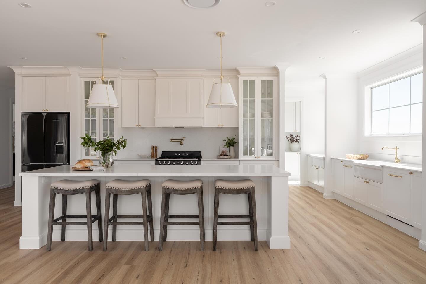 Every detail and decision that went into creating this home made for the most beautiful and inviting spaces. @the_barn_in_bingara really did allow us to build such a gorgeous home for them and we love every detail of this kitchen 😍