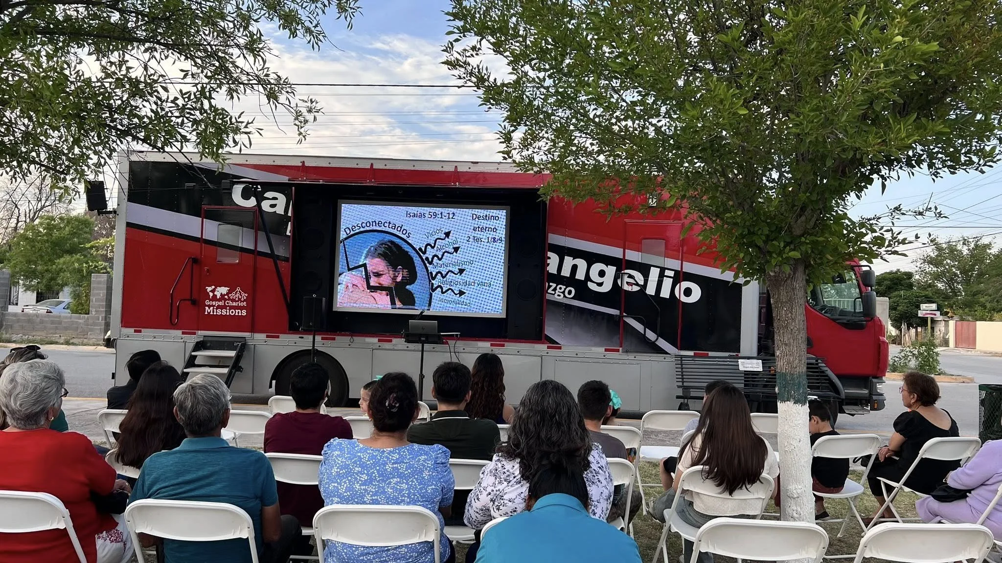 JESUS CHANGES LIVES. OPEN AIR PREACHING WITH THE GOSPEL CHARIOT/GOSPEL TRUCK. MEXICO CAMPAIGN IN SAN BUENAVENTURA COAHUILA WITH LOST SOULS IN MIND.