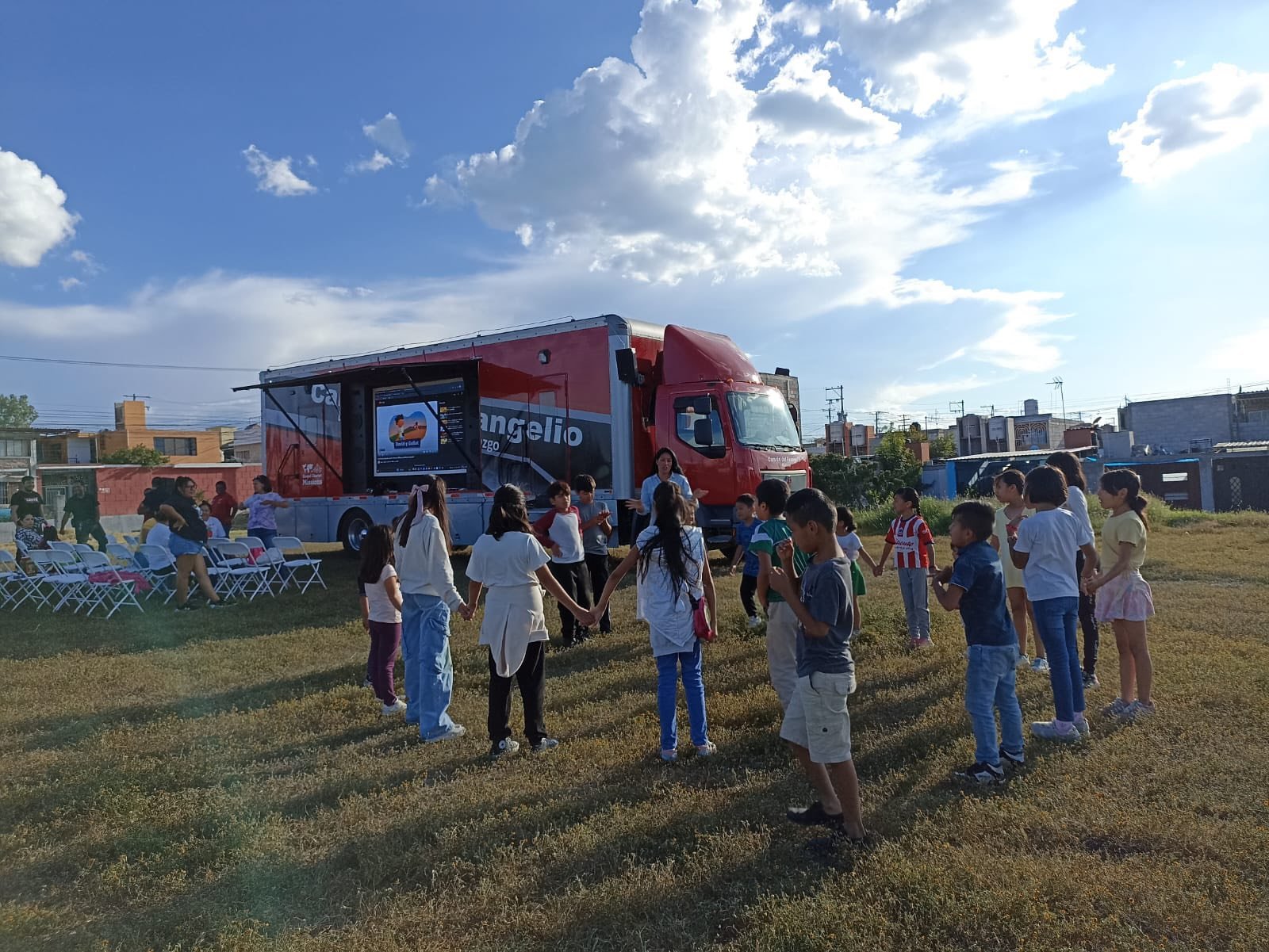 MEXICO CHILDREN'S ACTIVITY IN THE COMMUNITY COURT LAS PALOMAS, GOSPEL CHARIOT/SHARE MISSIONS LATINOAMERICA. IDC ST JOHN OF THE QUERETARO RIVER.