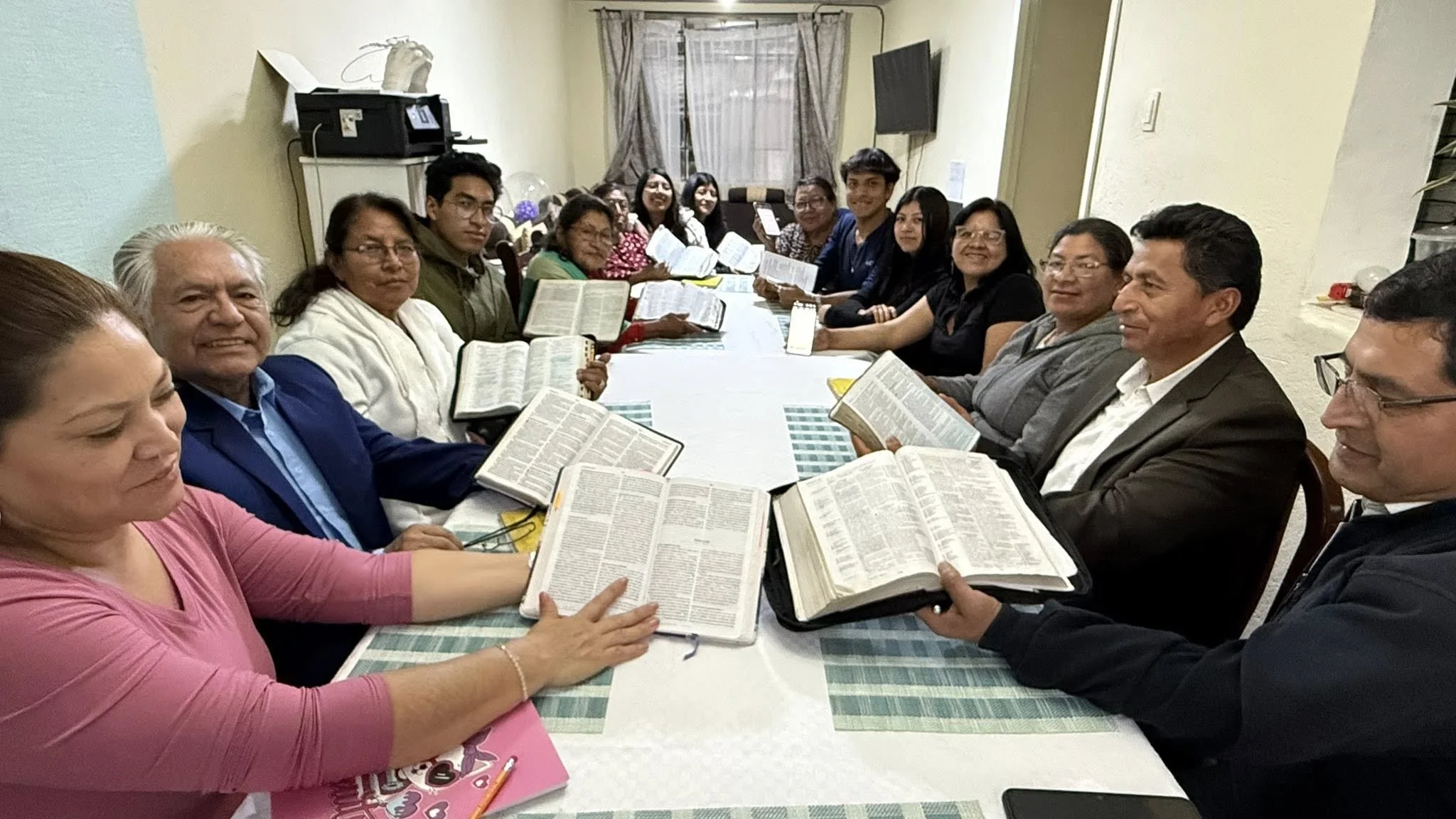 SHARING THE WORD WITH GUESTS. BARRIO LA PET QUITO ECUADOR BIBLICAL DISCOVERY SWORD METHOD MEET-GROW-GO WITH LOST SOULS IN MIND.