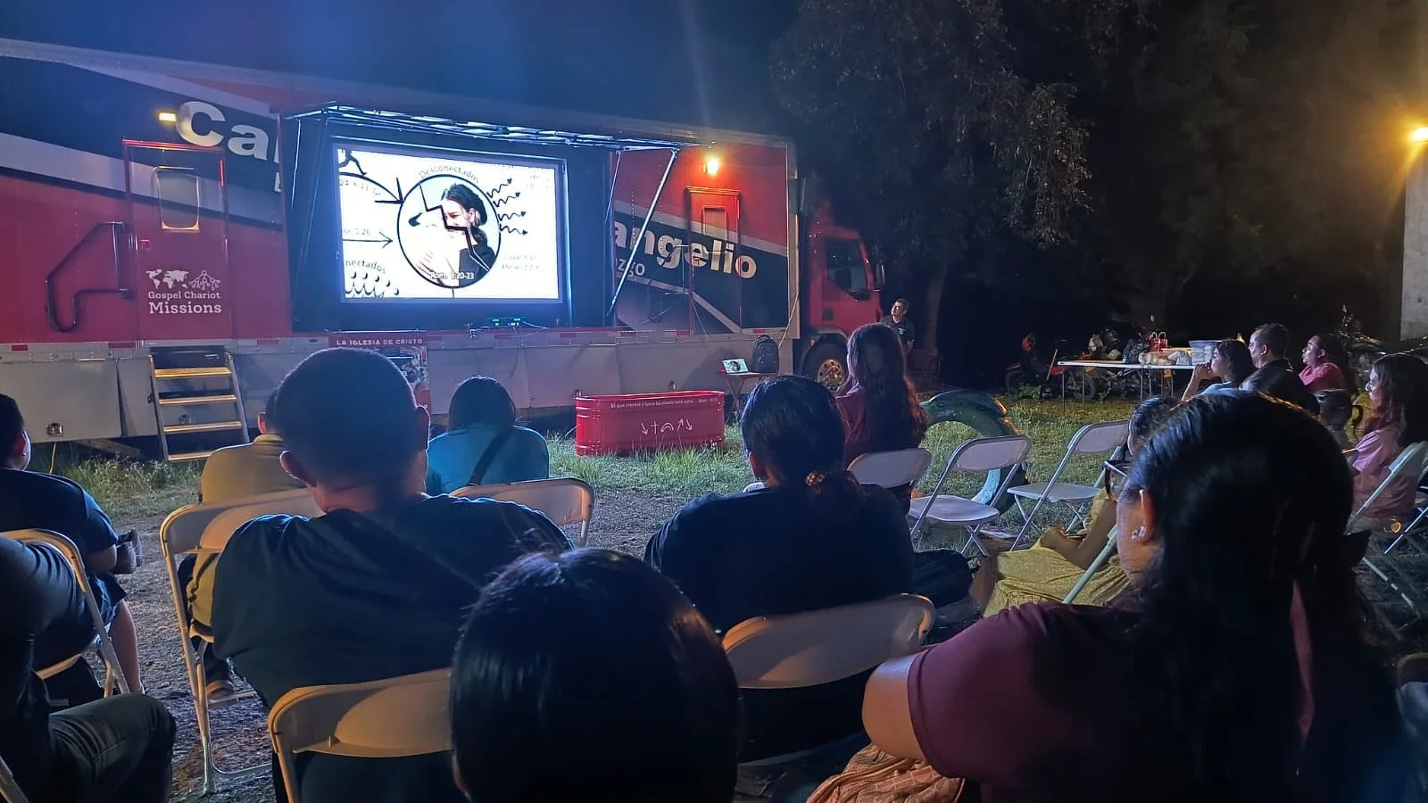 THEME: THE LOOK THAT PASSES THE SOUL. BY RICARDO REYES IN THE COURT OF THE COLONY LAS ESTATES.