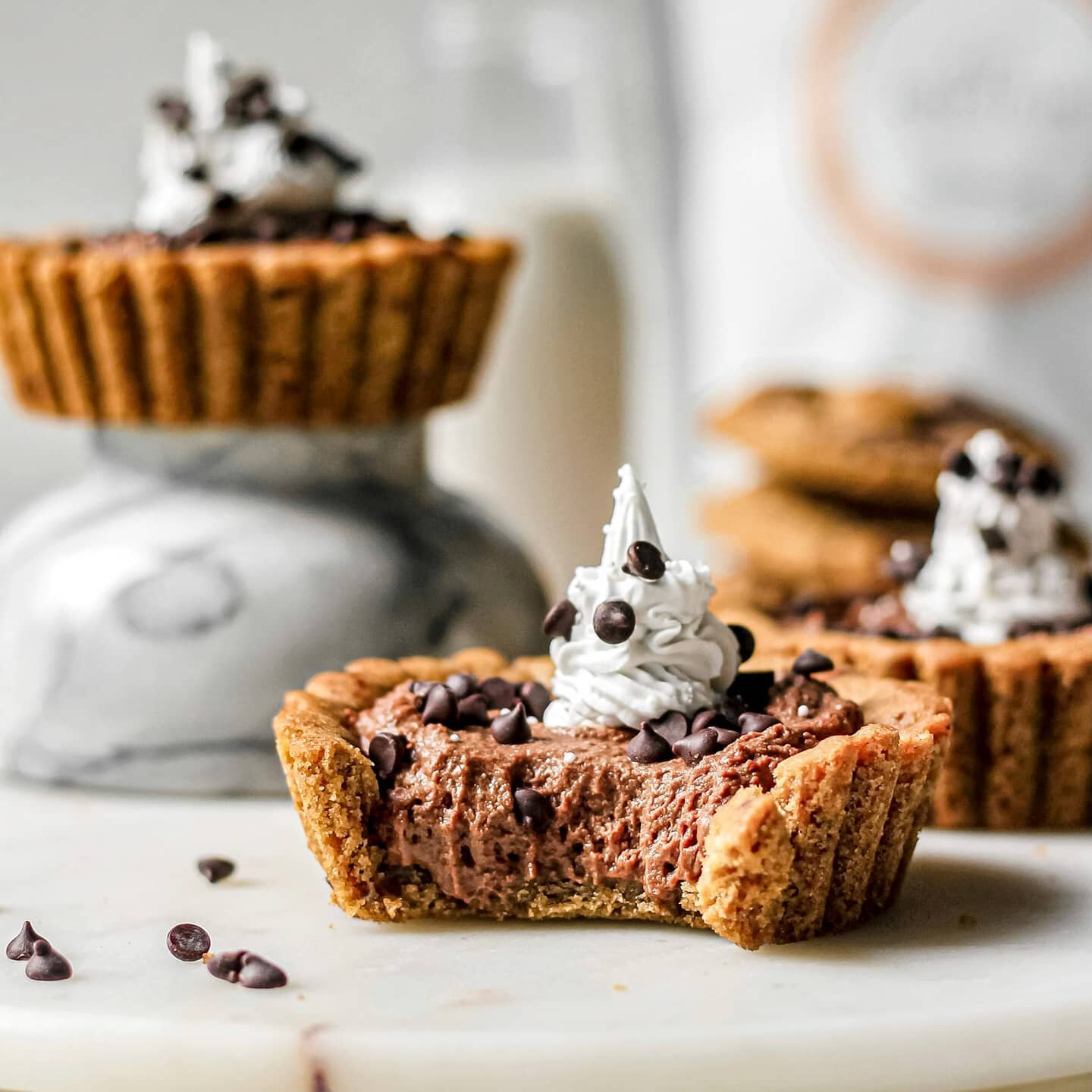 These Cookie Dough Mousse Tarts were born out leftover cookie dough in my fridge and @tropeaka @sarahs_day cookie dough protein in my cabinet! 🍪 They're #vegan, #paleo, #glutenfree, #dairyfree and the perfect combination of textures: a chewy, chocol