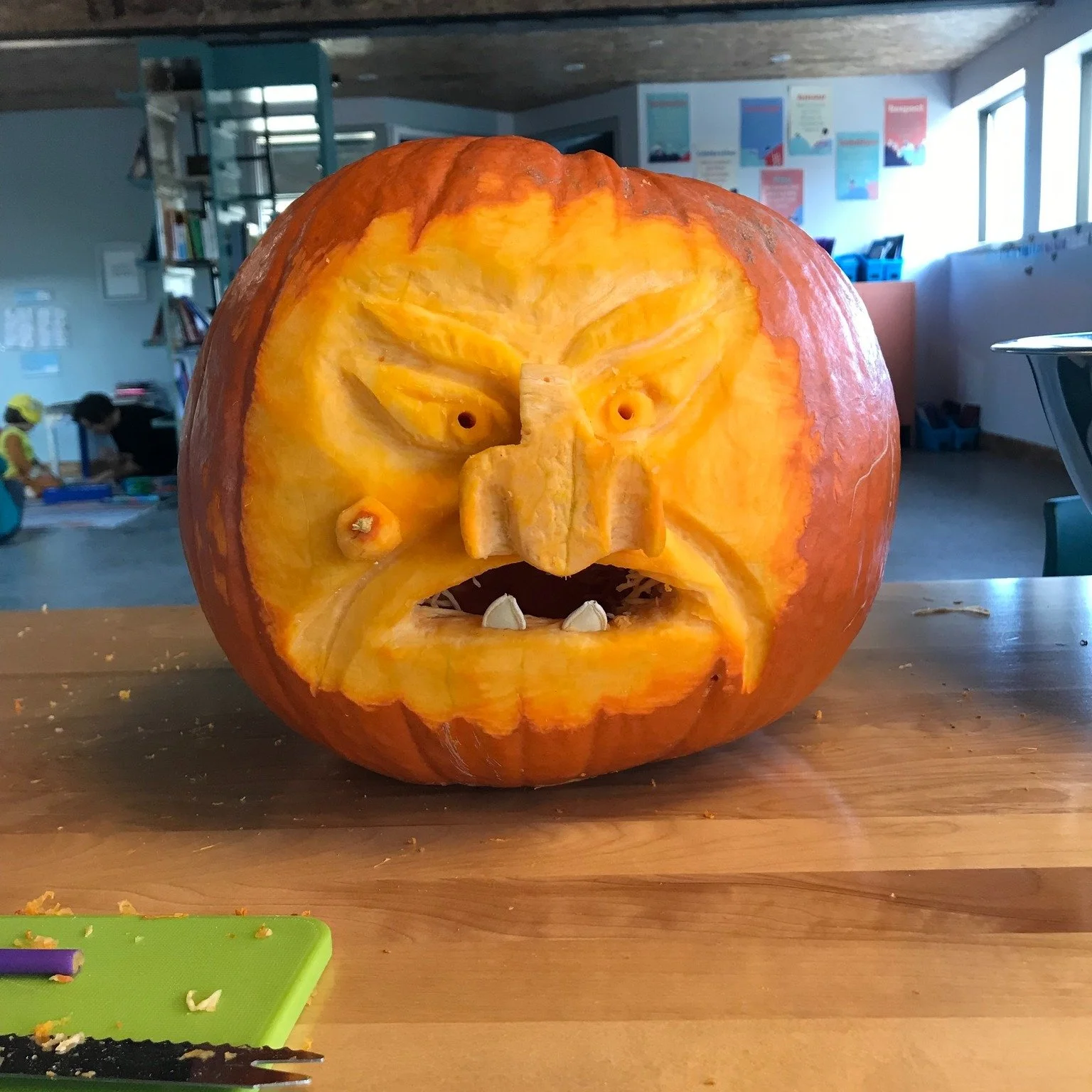 🍝🎃 Pasta Party + Atelier de sculpture de citrouilles — ce jeudi! 🎃🍝
Si vous aussi avez envie de laisser aller votre créativité et de sculpter des monstres… ou des licornes (on aime les deux! 😄), c’est ce jeudi q