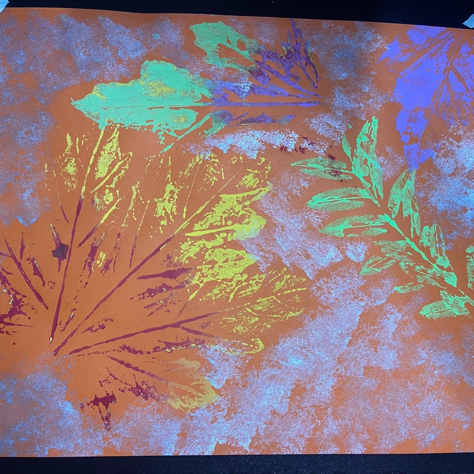 🌿✨ Création libre avec Jacara aujourd’hui à La Cabane! ✨🌿
Passez faire un tour à l’espace créatif entre 16h et 19h pour explorer les empreintes de feuilles, les textures naturelles et les couleurs écl