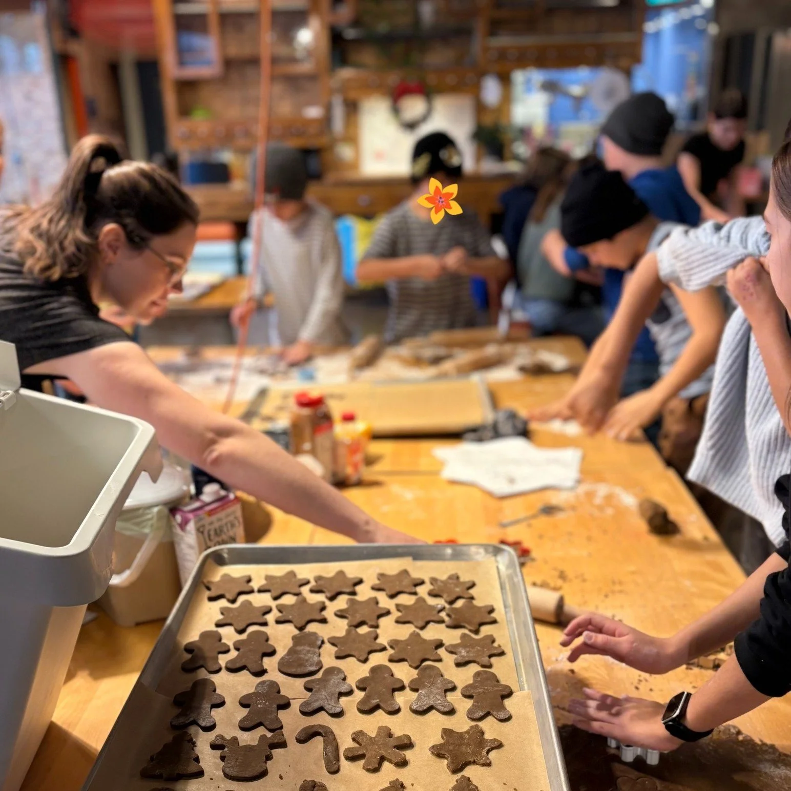 🎁✨ En ce lundi de GROSSE production de biscuits, on aimerait remercier notre commanditaire principal des Paniers des F&ecirc;tes @metromarcanio! ✨🎁

Gr&acirc;ce &agrave; leur g&eacute;n&eacute;rosit&eacute;, nos jeunes lutins travaillent d&rsquo;ar