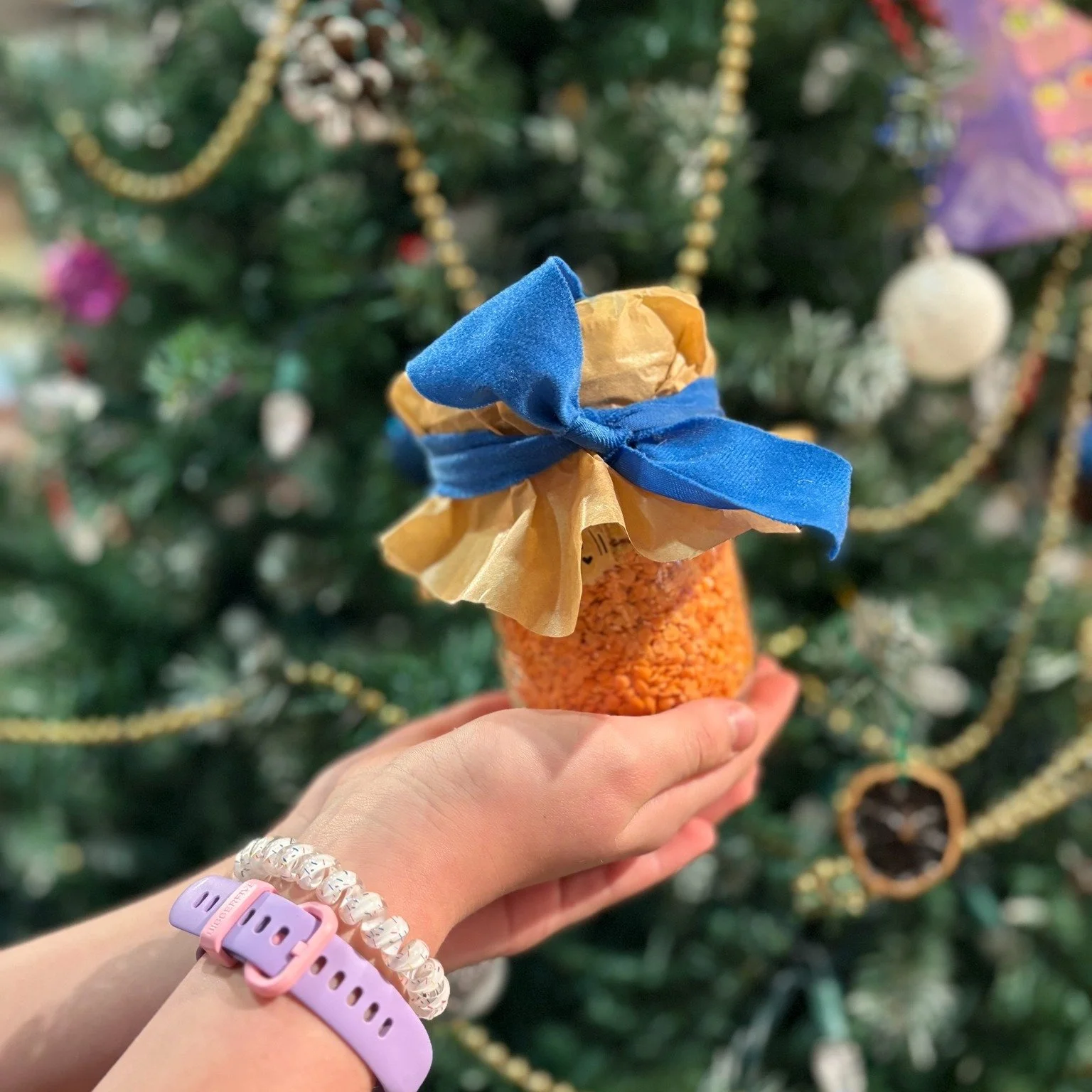 🥣💛 Avez-vous d&eacute;j&agrave; pr&eacute;par&eacute; des soupes s&egrave;ches en pot?

C&rsquo;est un super cadeau &agrave; offrir &agrave; vos proches : on ajoute de l&rsquo;eau chaude, on laisse mijoter doucement et hop! un repas sain, r&eacute;