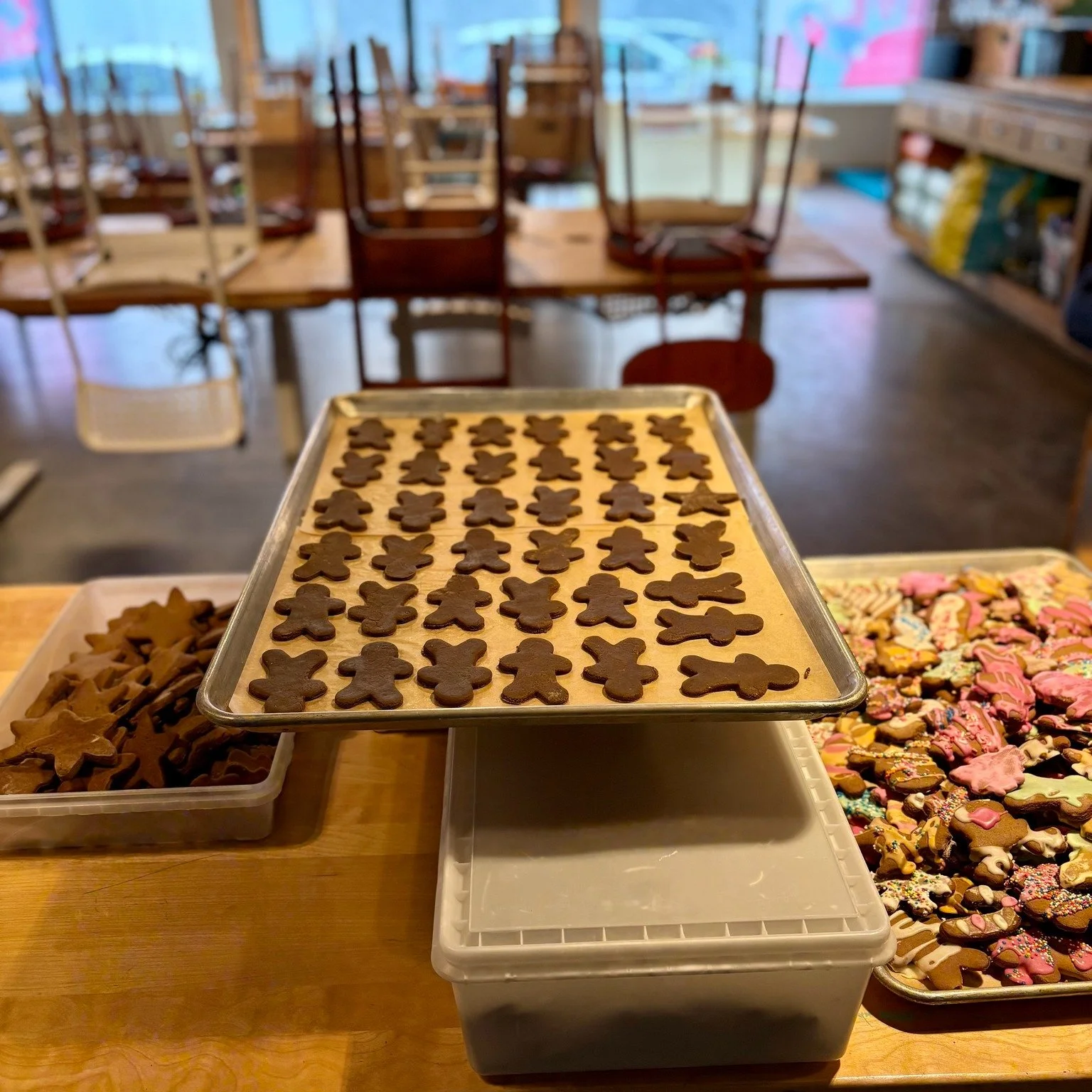 🍪✨ Notre cuisine D&Eacute;BORDE de biscuits!

Merci &agrave; tous les petits lutins et lutines qui sont venu&middot;es d&eacute;corer des centaines de biscuits cette semaine &mdash; vous &ecirc;tes incroyables! 💛

Il reste encore un dernier atelier