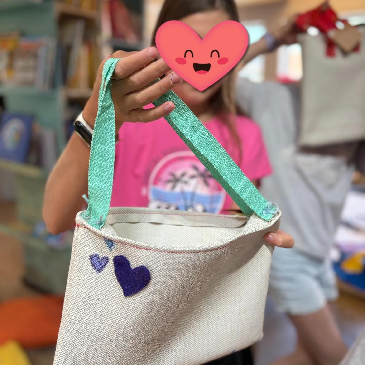 Vous cherchez quelque chose pour occuper votre pr&eacute;-ado pendant la rel&acirc;che?

On les invite &agrave; explorer notre ruche des arts entre ami&middot;es, le mardi! 🎨🧵

Peinture sur toile, tissage sur m&eacute;tier, machines &agrave; coudre