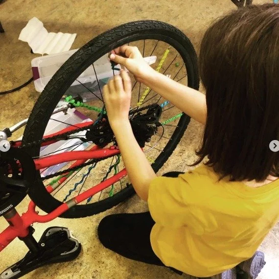 Oh l&agrave; l&agrave;&hellip; est-ce que le printemps se pointerait enfin le bout du nez avec ce beau soleil!? 🌱🚲 On dirait! Et qui dit printemps dit aussi... V&Eacute;LO! 

On est si chanceux&middot;ses d'avoir des belles pistes cyclables &agrave