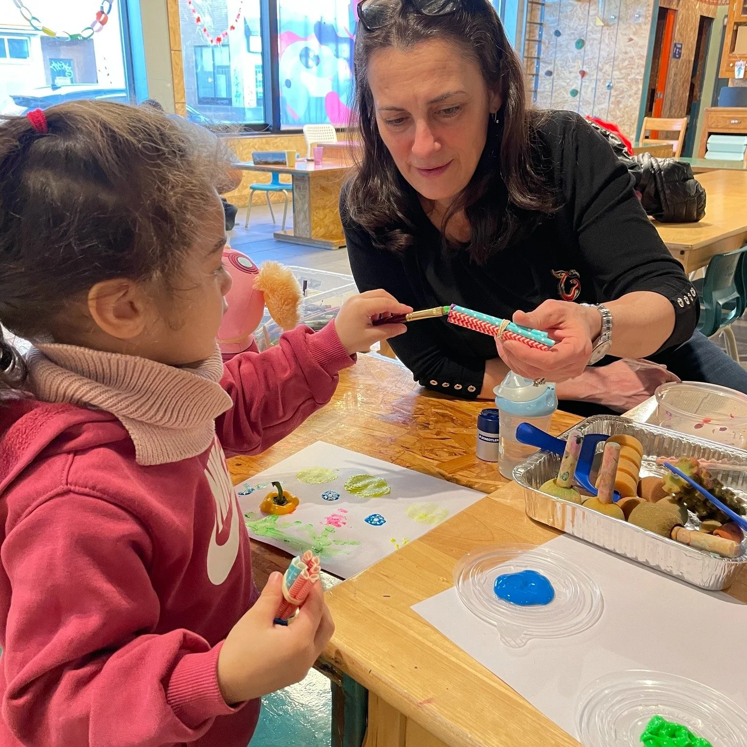 ✨ La fin de la session approche pour nos stagiaires en Art Education de Concordia!

Cette ann&eacute;e, elles ont cr&eacute;&eacute; de la belle magie au Coin Cr&eacute;atif : tissage, courte pointe, art de la nature, stop motion, peinture, sculpture