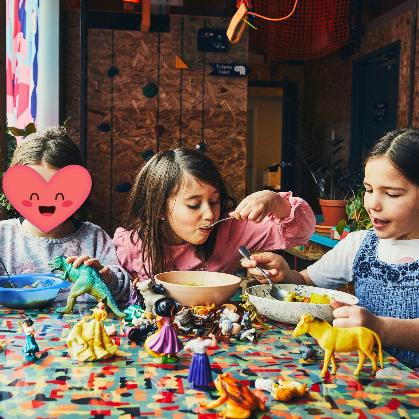 La m&eacute;t&eacute;o annonce une semaine bien grise&hellip; 🌧️
&Ccedil;a tombe bien : c&rsquo;est la m&eacute;t&eacute;o parfaite pour venir jouer &agrave; La Cabane! 🎨✂️

Petit rappel : vous pouvez apporter votre lunch ou votre souper ici et fai