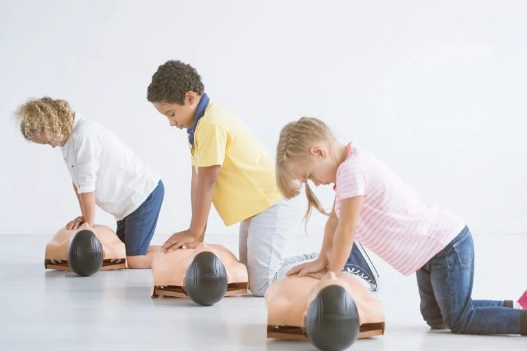 📢 Futur&middot;es gardien&middot;nes recherch&eacute;&middot;es! 👶✨

Est-ce que votre pr&eacute;-ado ou votre ado (&acirc;g&eacute;&middot;e de 11-15 ans) commence &agrave; s'int&eacute;resser au gardiennage? On ouvre quelques places &agrave; la ca