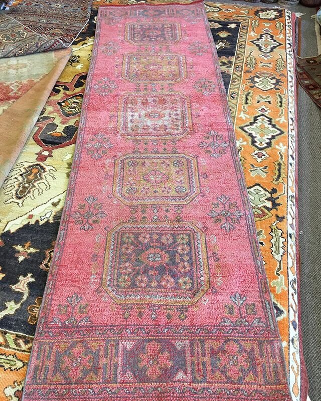 🐫 This is not pink. It&rsquo;s a beautiful coral! 3x11
&bull;
#finerugs #handknotted #handmaderugs #oneofakind #rugrepair #rugpads #caravanhsv #shoplocal #shophsv