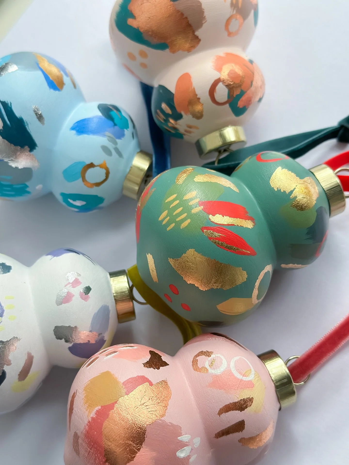 The studio&rsquo;s sparkling with holiday magic! ✨ I&rsquo;ve been playing with this year&rsquo;s color palettes and can&rsquo;t wait to show you the full collection soon.

#handmadeornament #ornaments #holidaydecorations #oneofakindart #keepsakeorna