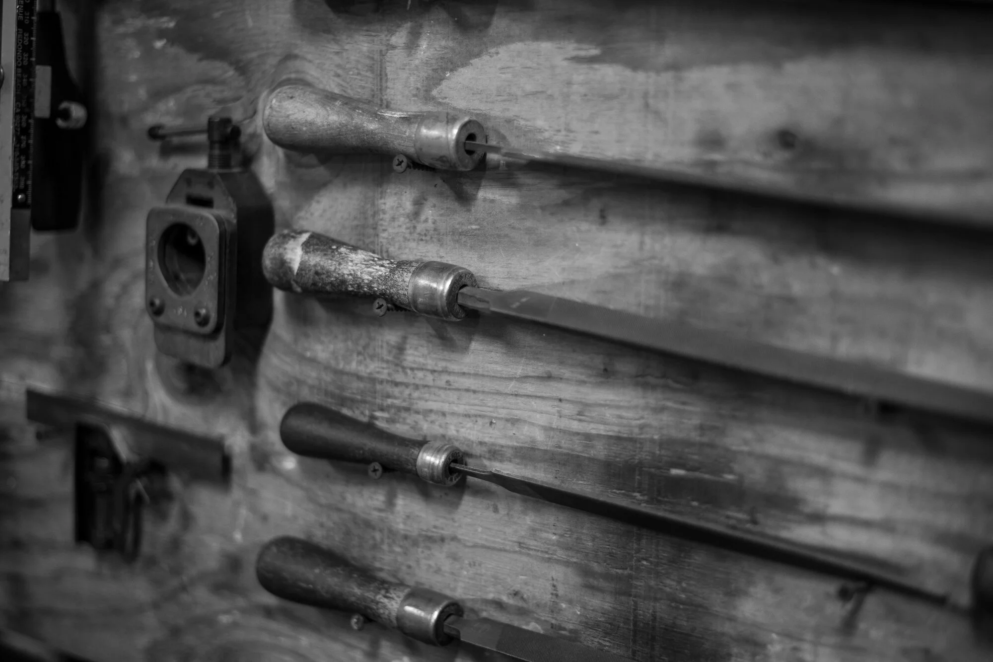 deslavo-shopfilesbw.jpg