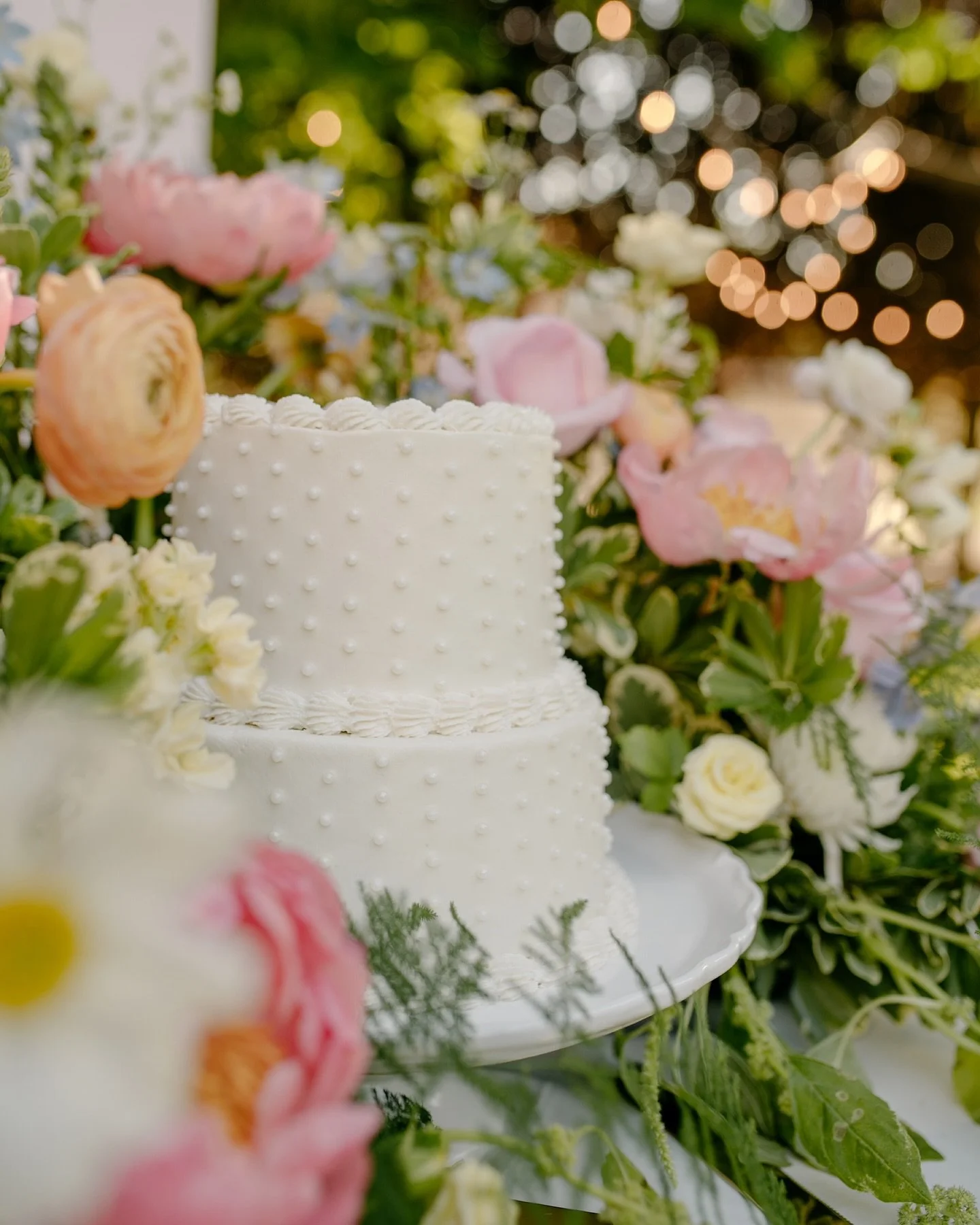 Let&rsquo;s hear it for the dreamiest backyard wedding 🤍

Florals: @lavenderlanefloral 
Videography: @davisknollvideos
