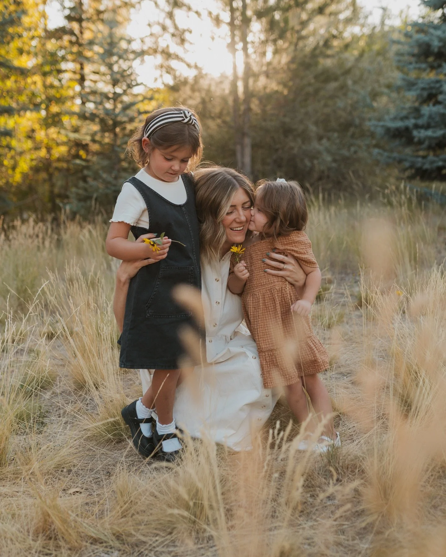 Now is the time to book your fall family photos! 🤩 How cute did this session turn out for this fam?!