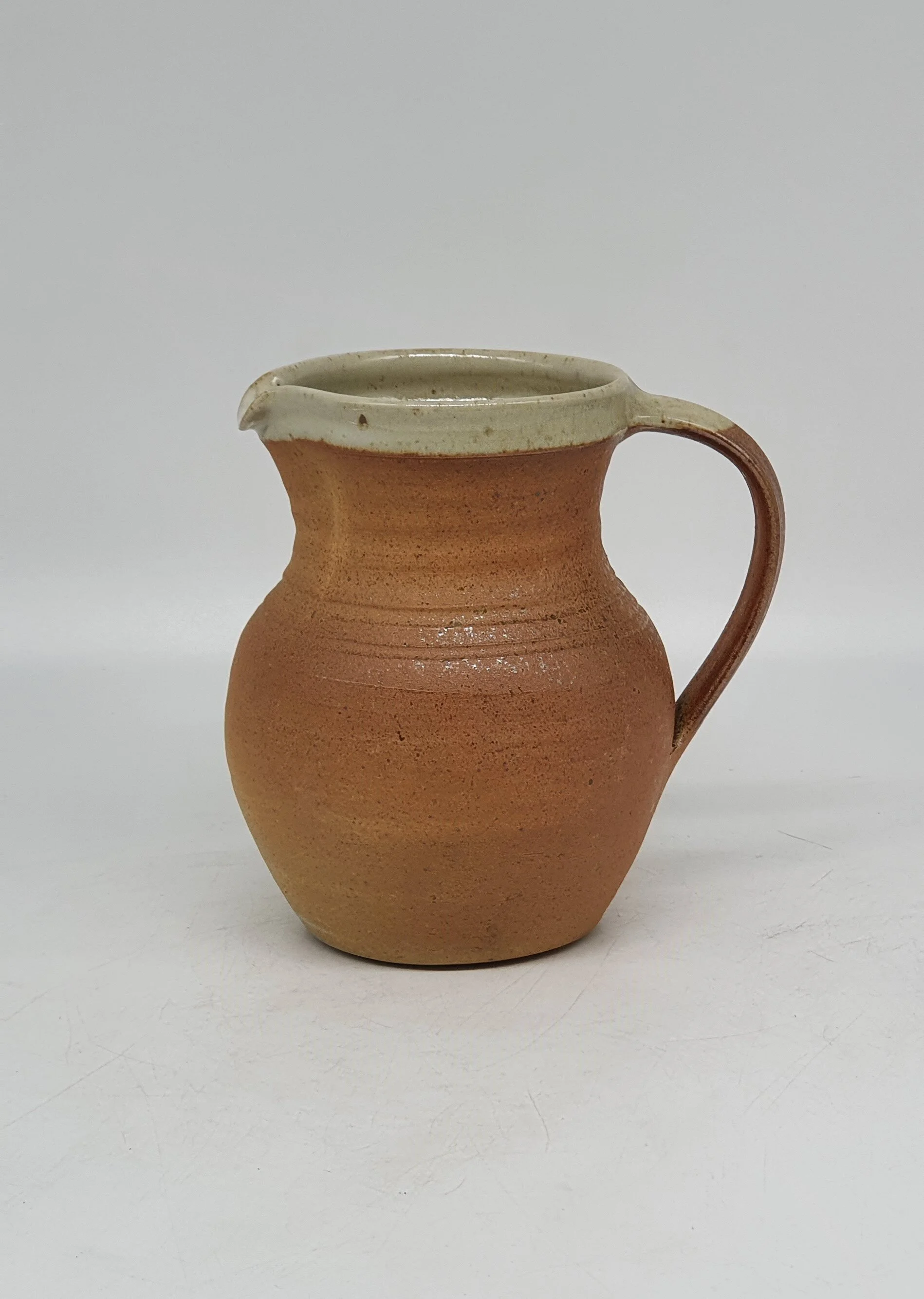 1 pint jug. 13cm tall
Available glazed inside only or fully glazed
£30.00