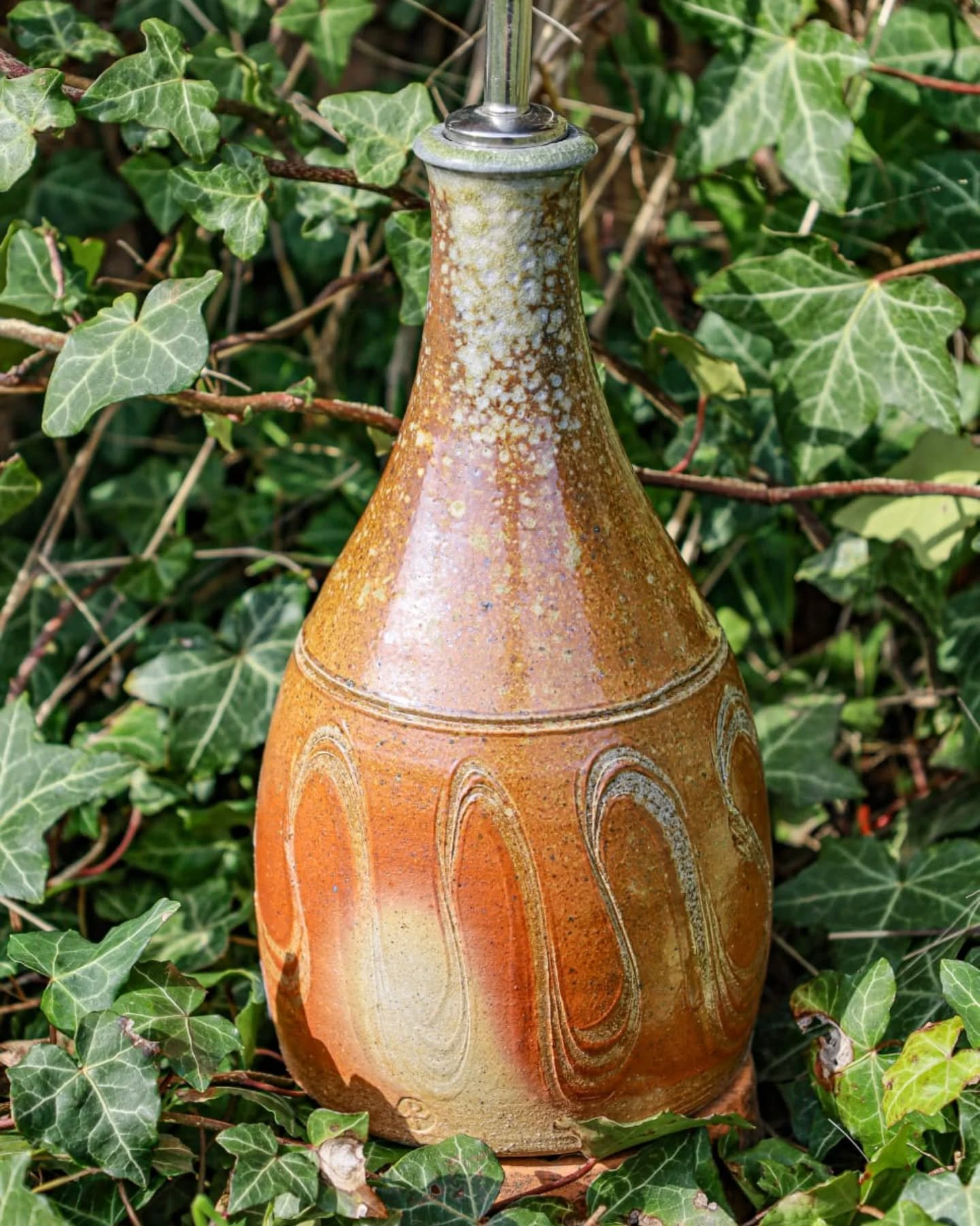 This lovely oil pourer is still waiting in the online shop for someone to claim it as their own! 

#winchcombepottery #winchcombe #pottery #craft #lifestyle #handmade #woodfired #woodfiredpottery #toasty #homeware #ceramics #cotswolds #clay #sodaglaz
