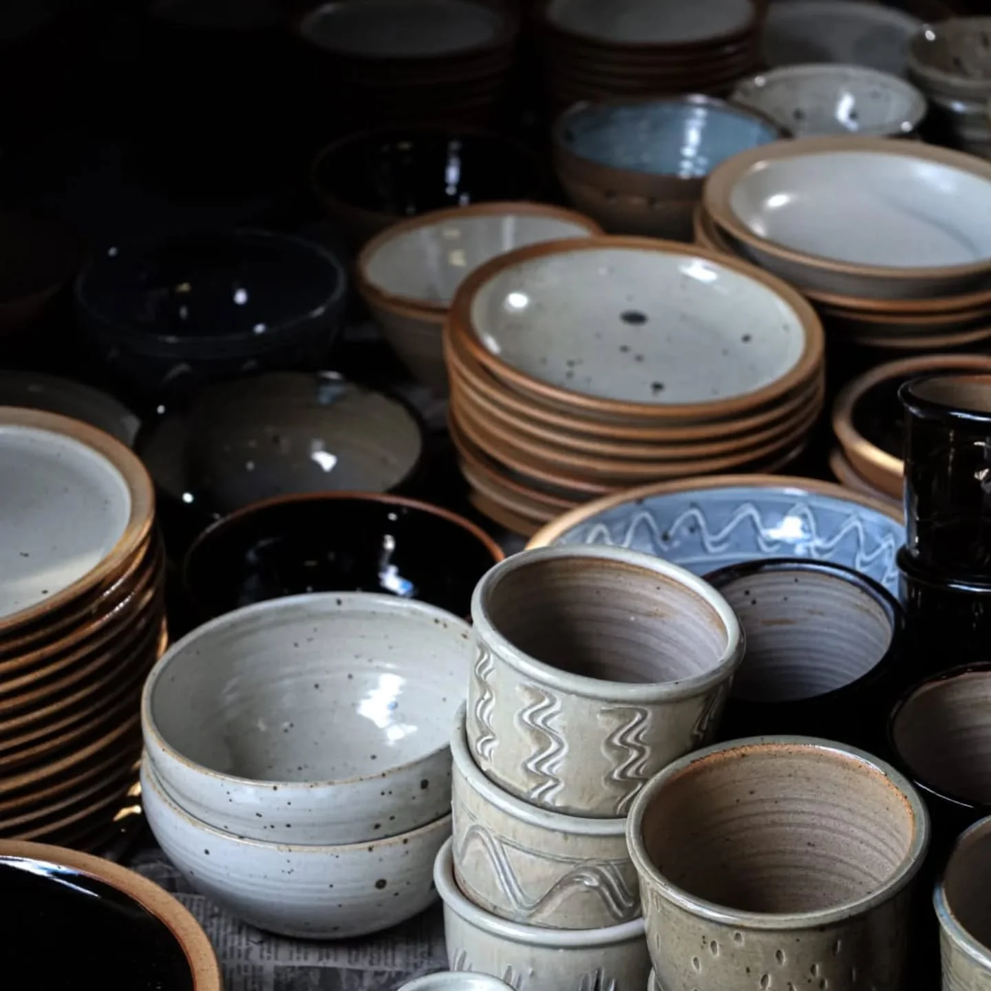 Just finished up a big restock of very nearly everything we sell online after a very nice firing last week - lots of new gems available now. 

#winchcombepottery #winchcombe #pottery #craft #lifestyle #handmade #woodfired #woodfiredpottery #toasty #h