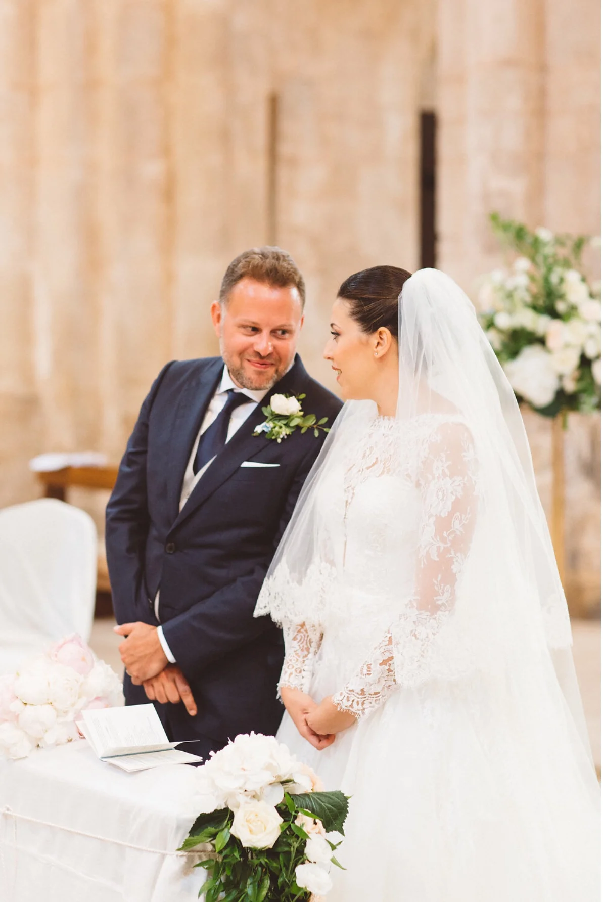 PORTFOLIO 4 sposi in chiesa.jpg