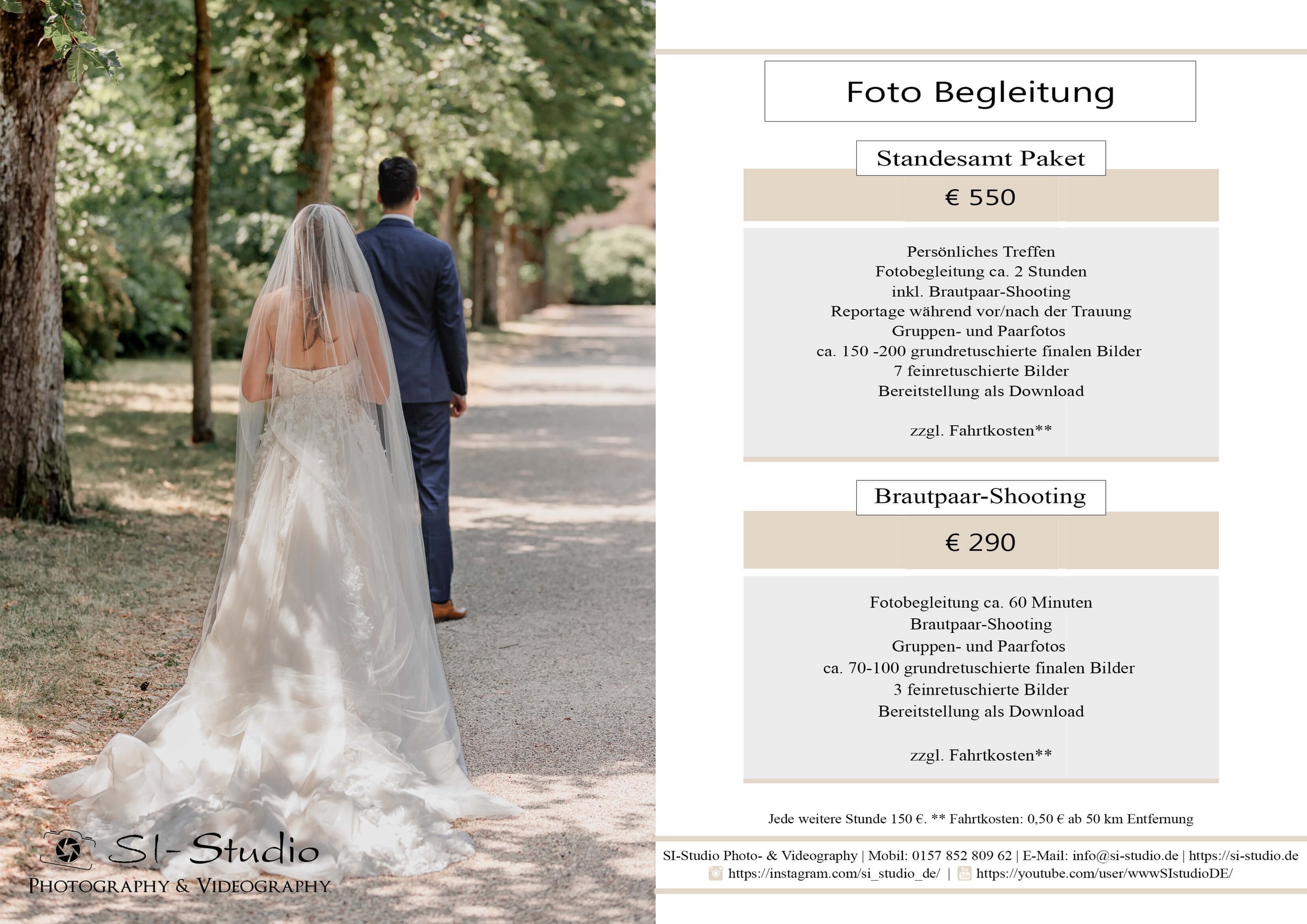 Ein im Park fotografiertes Brautpaar, das auf einem Weg geht, die Braut trägt ein weißes Hochzeitskleid mit Schleier, der Bräutigam trägt einen blauen Anzug. Auf der rechten Seite ist eine Preisliste für fotografische Begleitungen bei Hochzeiten.