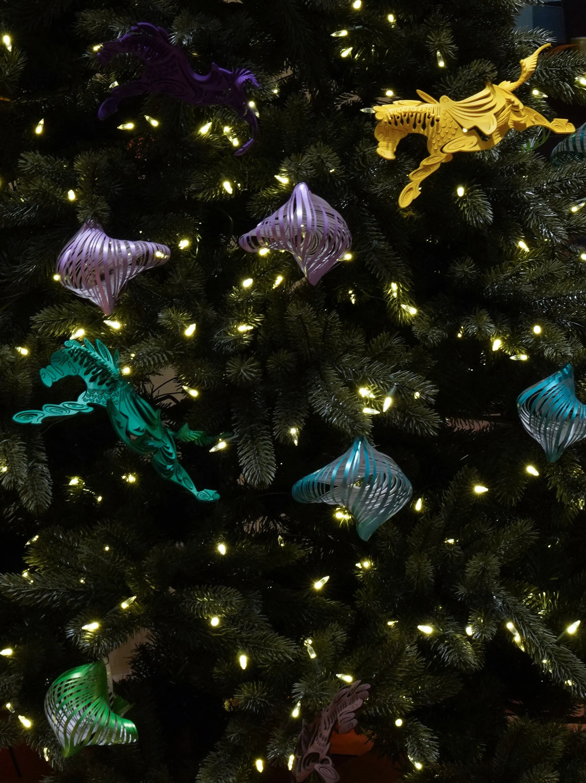 Tsai-Yoshikawa-The-Tail-of-The-Ocean-Carousel-Hermes-Christmas-Artist-Festive-Window-2022-London-UK-24.jpg