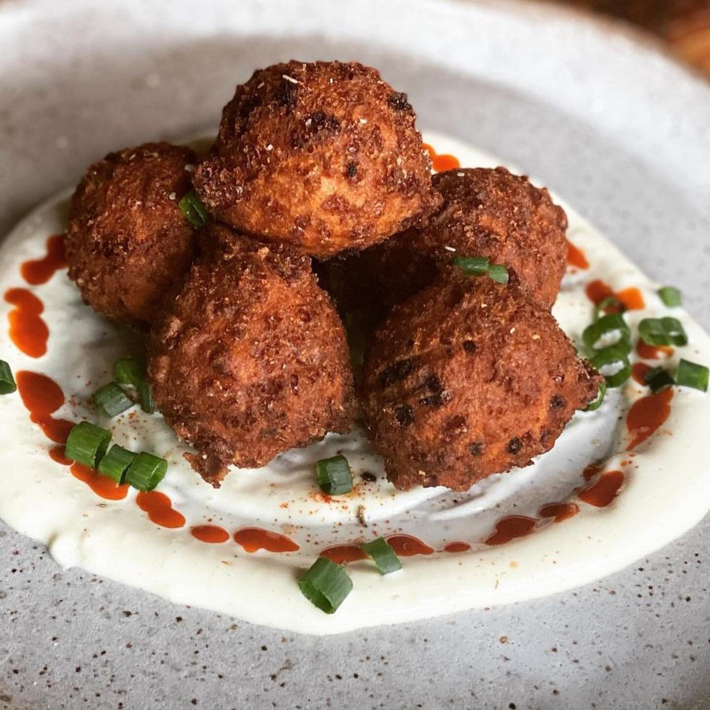 Pimento Cheese hushpuppies with malted Mayo and smoked Valentina hot sauce on @summertrianglepottery is back on the #LTcommunityhour menu !! 

#TeamLT #LTcommunityhour #pimentocheese #hushpuppies #maltmayo #eastnashville #nashville #foodphotography #