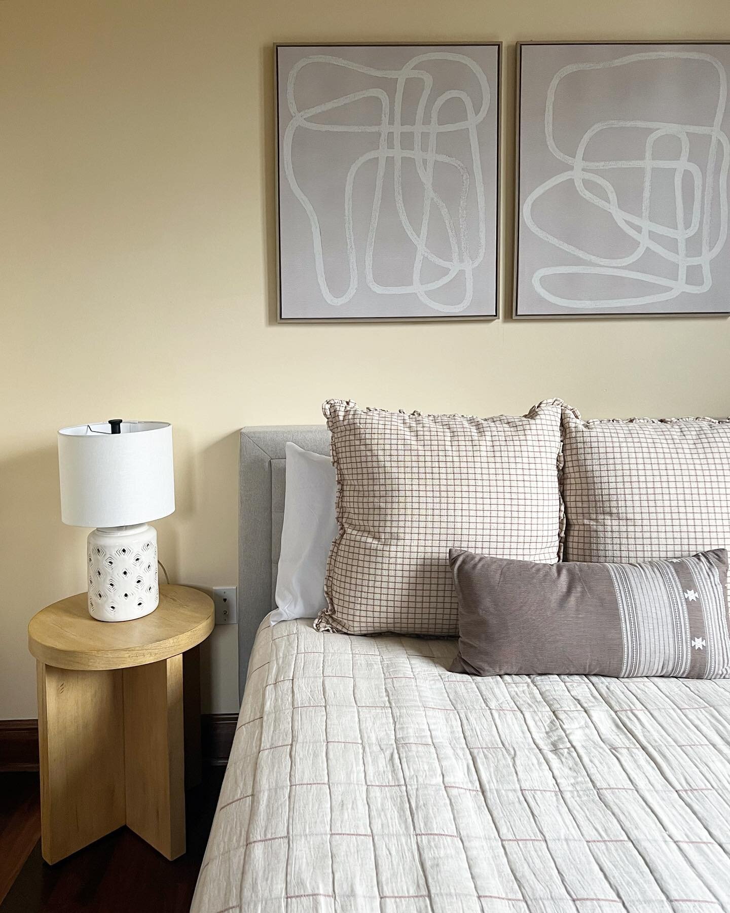 Some tone on tone design to get your day going 🤍◻️⚪️
.
.
.

☎️ : 8053411149 
📧: hilary.macdonald@compass.com
DRE# : 02097040
Compass Santa Barbara / Montecito / Carpinteria
.
.
.
#staging #interiordesign #santabarbarahomes #montecitohomes #luxuryco