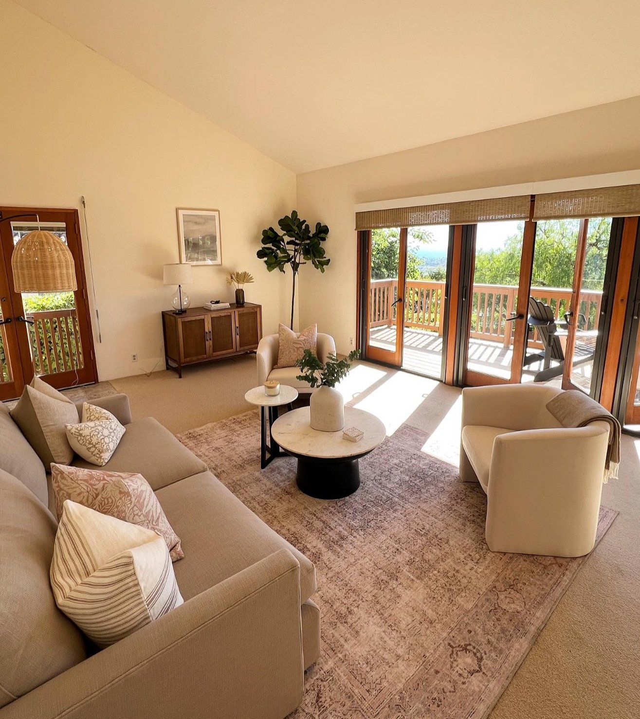🌟 OPEN HOUSE 🌟 TODAY - 809 Moreno / 11-1pm. Located on the upper riviera with spectacular ocean views and soft architecture to be enjoyed from every angle. 
.
.
.
Listing agent @hitchcockassociates 
☎️ : 8053411149 
📧: hilary.macdonald@compass.com