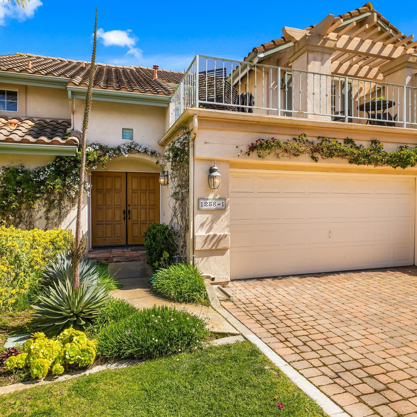 ⭐️ OPEN HOUSE ⭐️ Today and Tomorrow 12-4pm. Come visit myself and @ariellegulje_sb 
1258- #1 Craven Lane , Carpinteria