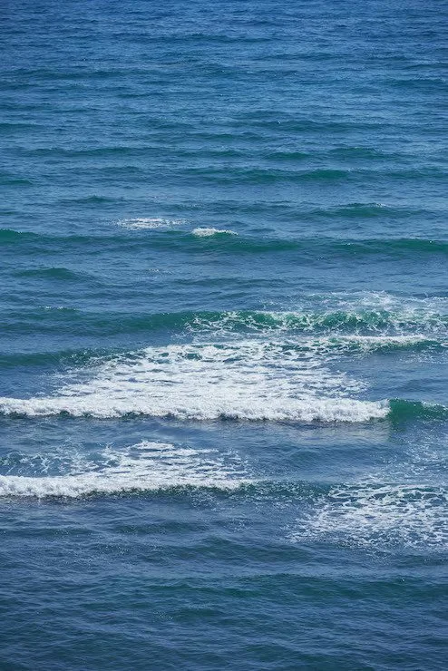 calm-waves-empty-ocean-sunny-day-beautiful-sea-water-with-light-ripple-effects-surface-abstract-aqua-textures-deep-wide-sea-white-foam-patterns-atlantic-pacific_590464-75714.jpg