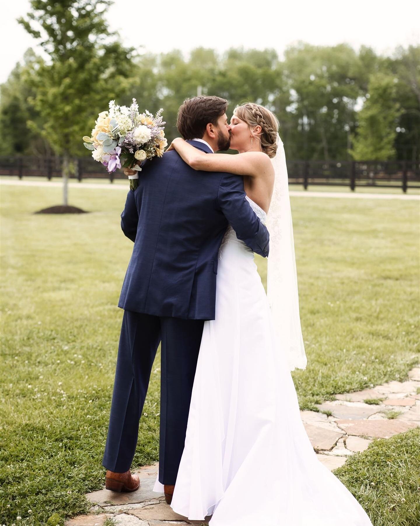 it&rsquo;s all the moments&mdash;big and small&mdash;that make a wedding day so special 🖤