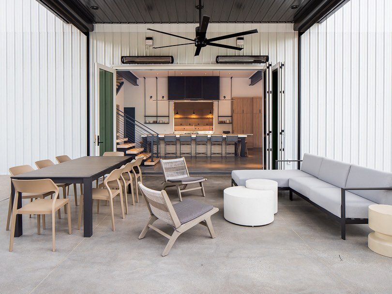This indoor/outdoor space is perfect for a party of 20 or a causal hang for 1. We focused on low maintenance furniture pieces and created intimate conversation areas that could easily transition to seat a large group of people comfortably. 
⠀⠀⠀⠀⠀⠀⠀⠀⠀