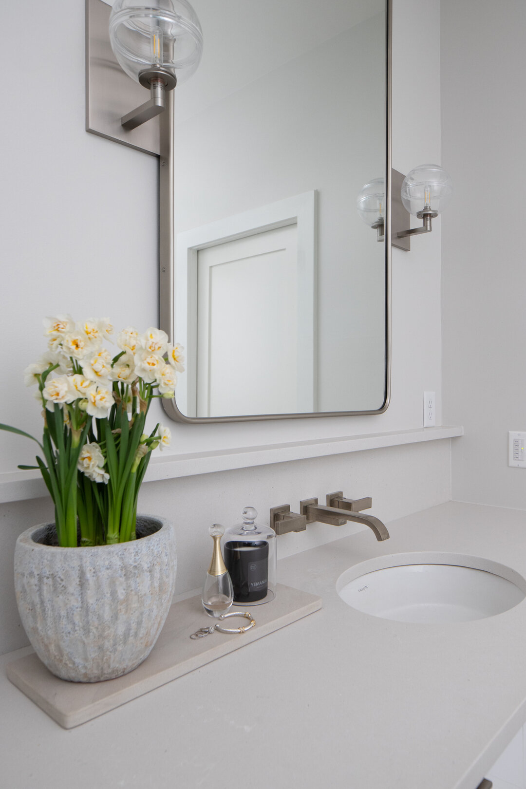 These elongated rounded-edge mirrors from @rejuvenation feel modern and fresh, yet classic at the same time. They're paired perfectly with these globe scones from @visualcomfort. The details are just right.​​​​​​​​​

#interiordesignersofinsta #bathro