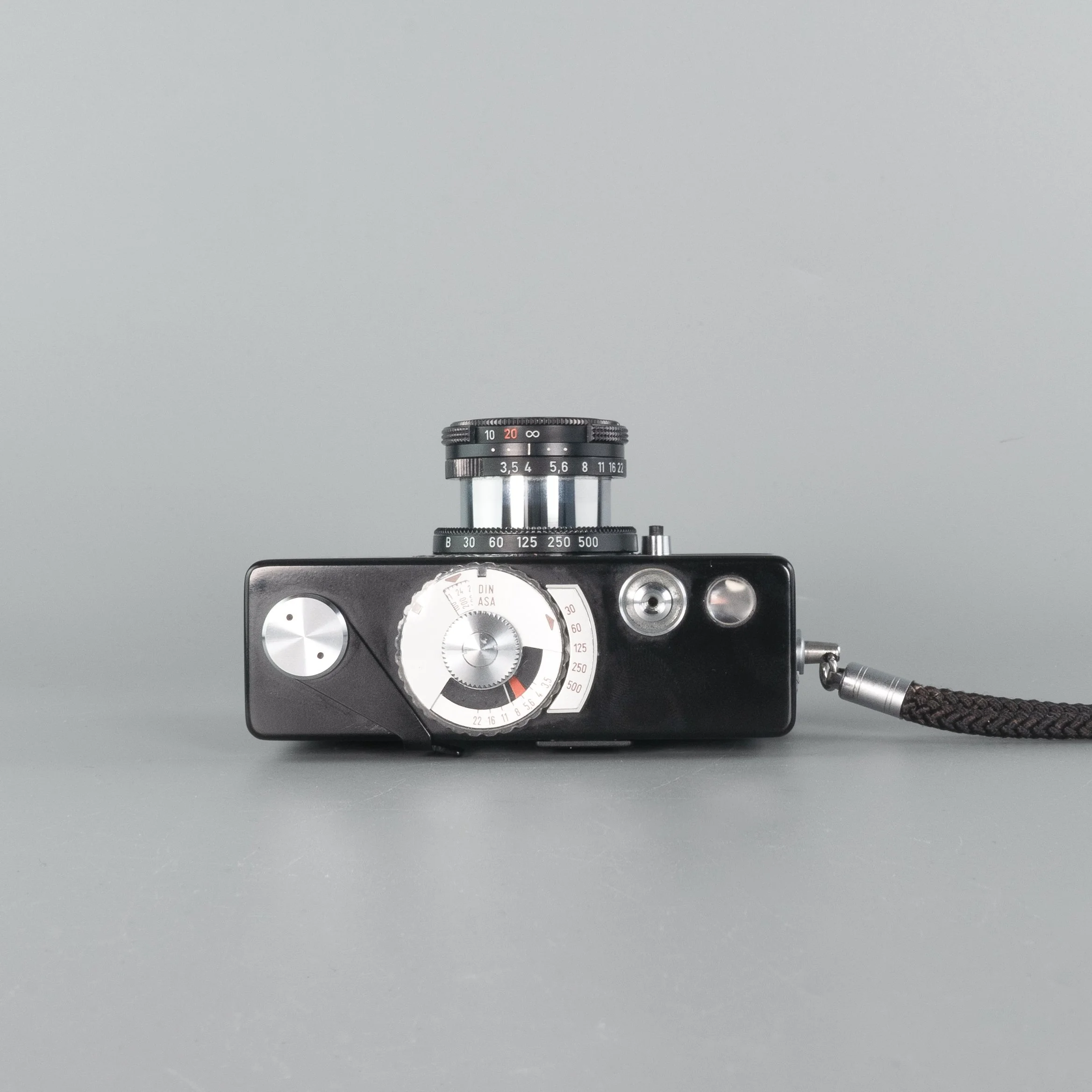 Lot 377 - A Rollei B35 Compact Camera
