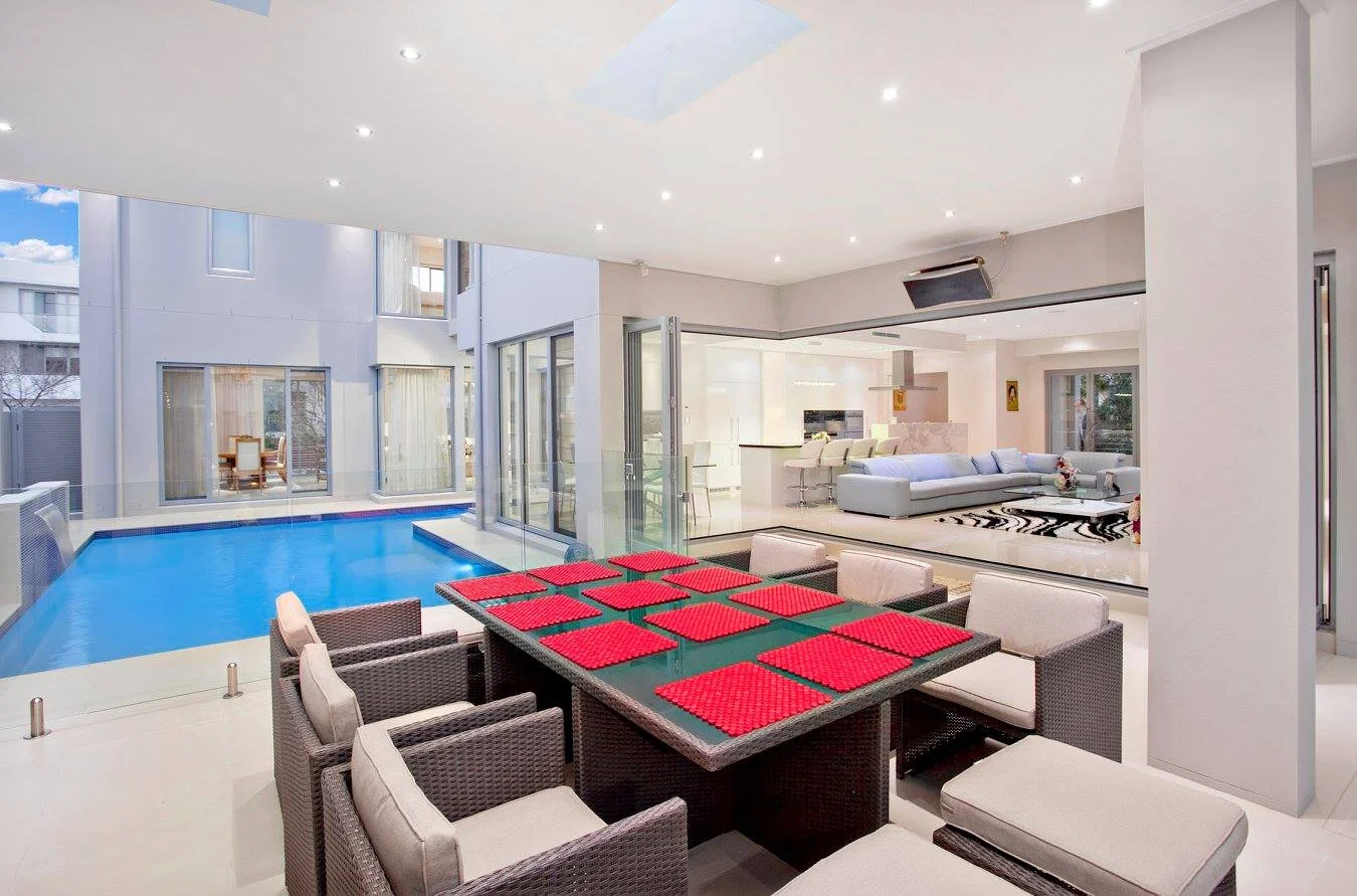 pool entertaining area.jpg