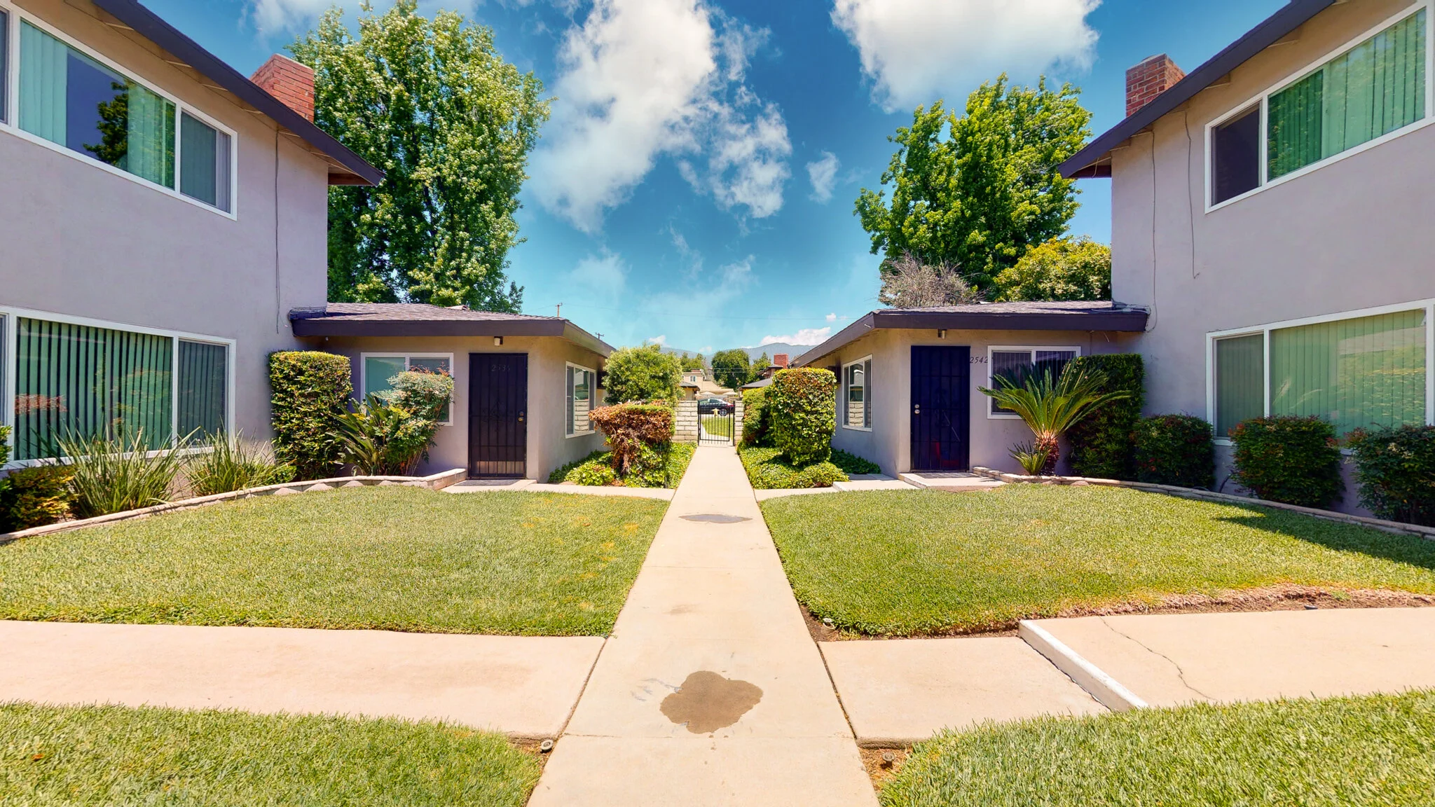 2542-Price-Dr-06-Court-Yard - Copy.jpg