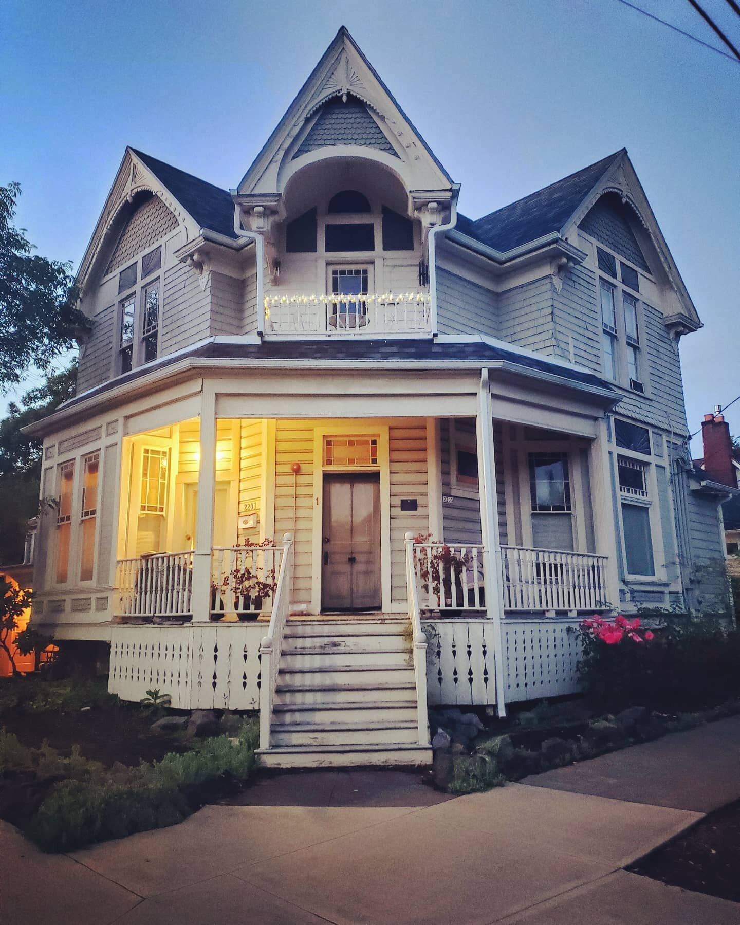 My love affair with this Victorian around the corner from my house is fierce. I mean, come on--- just l👀k at her! Gulp. 😍❣🥰
.
.
#victorian #buckman #seportland #sheold #beautiful #oldbones #cornervictorian #pdxrealestatebroker #lemmeinformorephoto