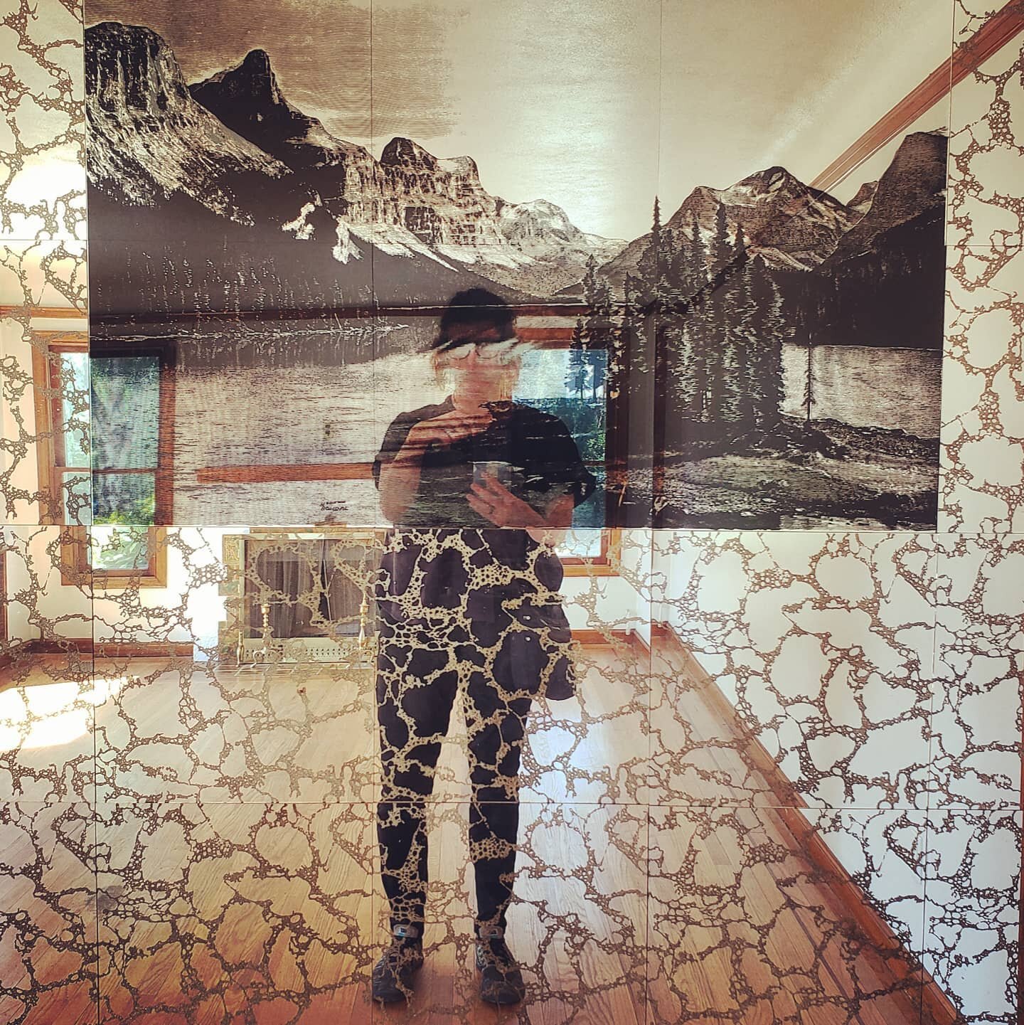 Somewhere between the reality I'm in and where I would like to be, resides this place between. I like it. I might stay.
.
.
@scifisol_music @senorfrio 
#mirror #magic #mythicalmountain #thiswallisakeeper #oldhousecharm #vintagemirror #mirrortile #old